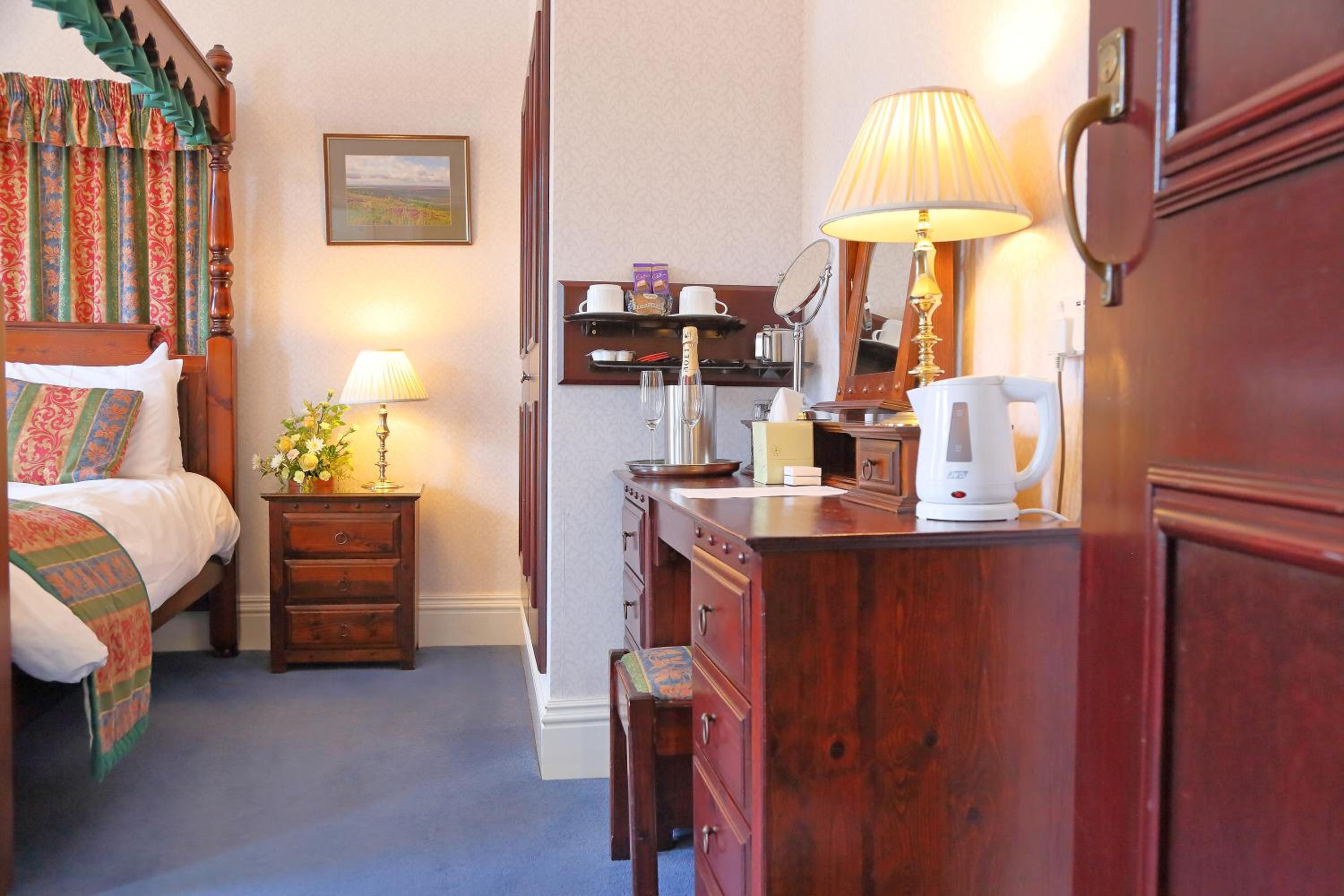 Double Room with Four Poster Bed - Photo 2