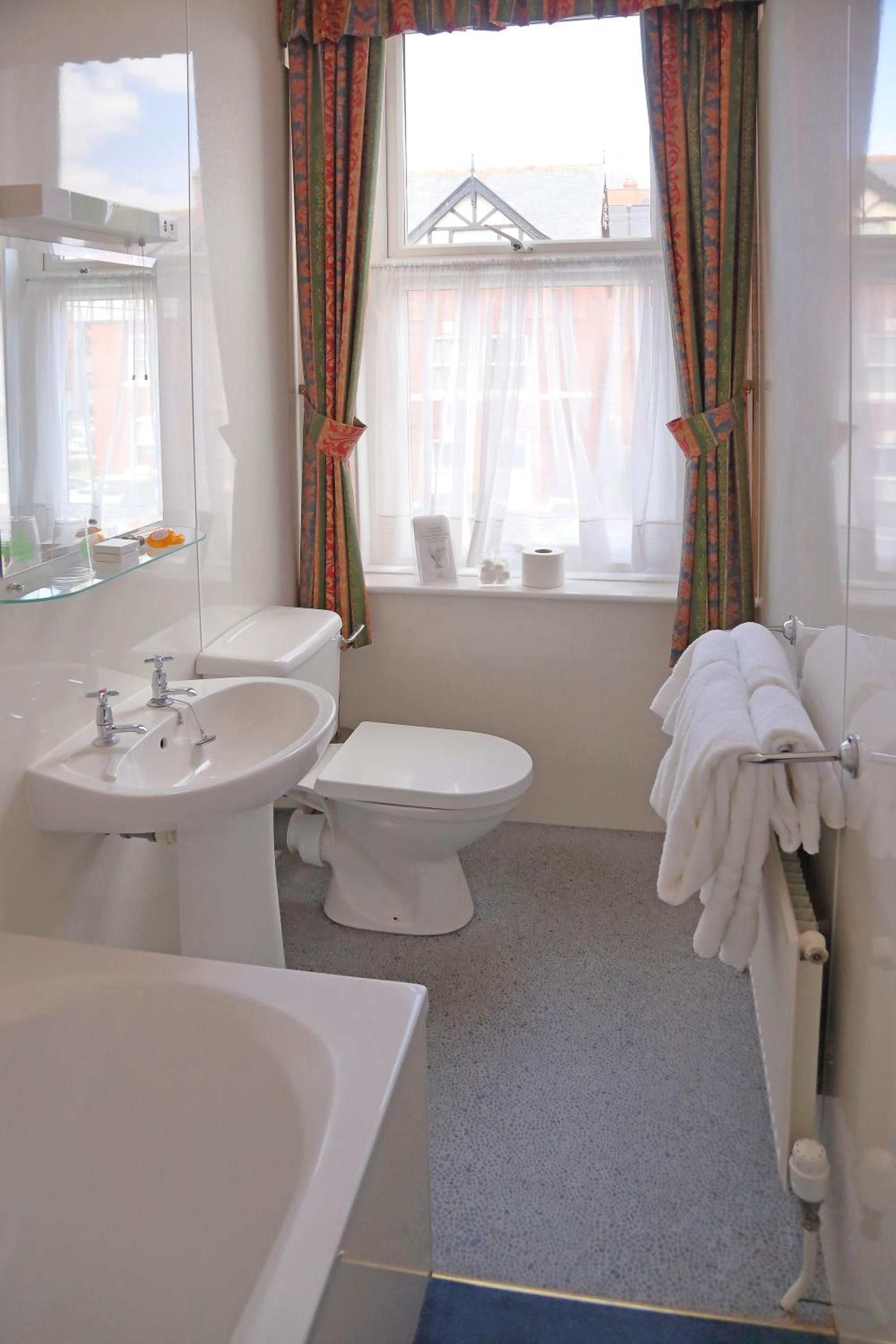 Double Room with Four Poster Bed - Photo 4