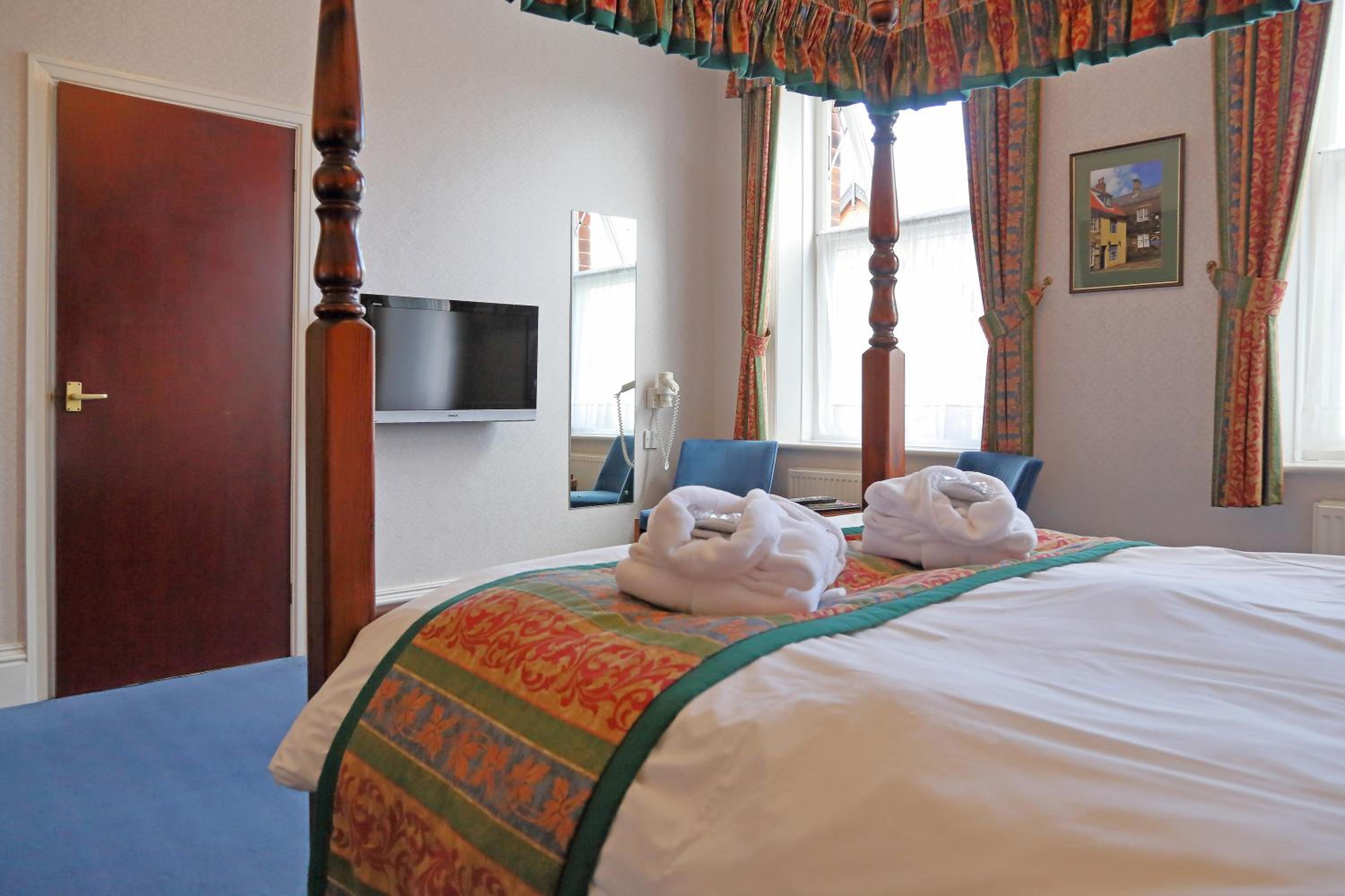 Double Room with Four Poster Bed - Photo 6