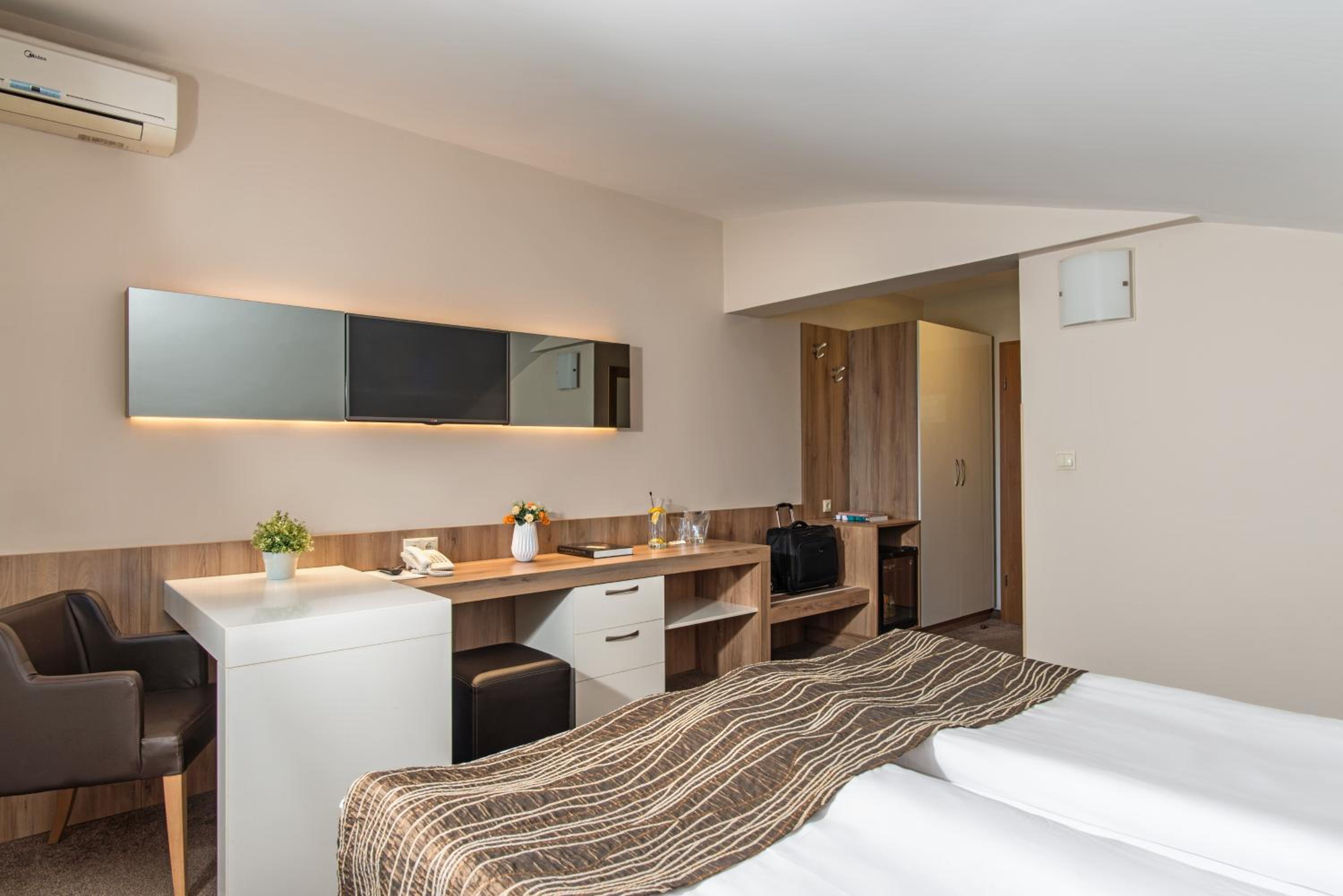 Double Room - Photo 8