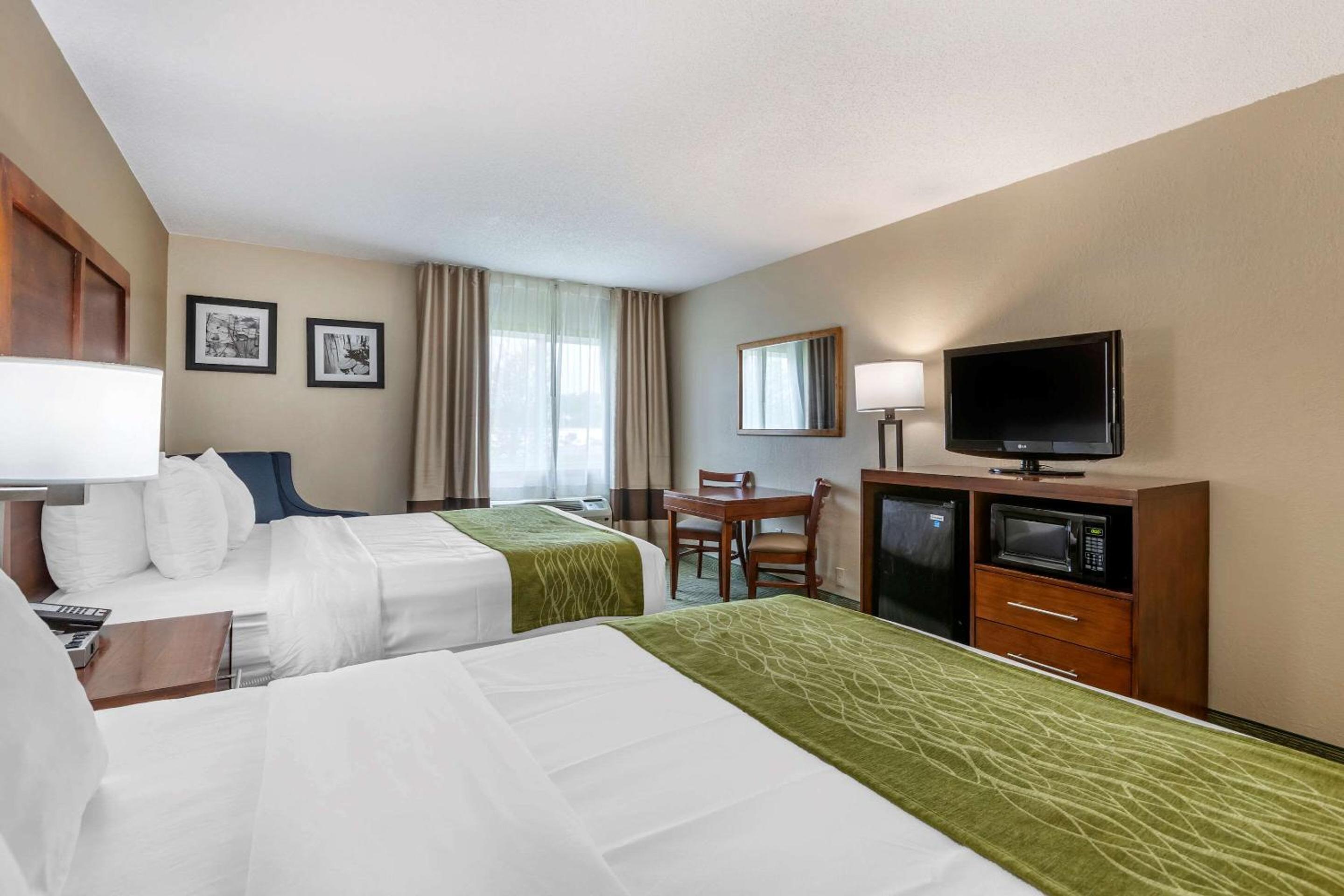 Queen Room with Two Queen Beds - Non-Smoking photo 3