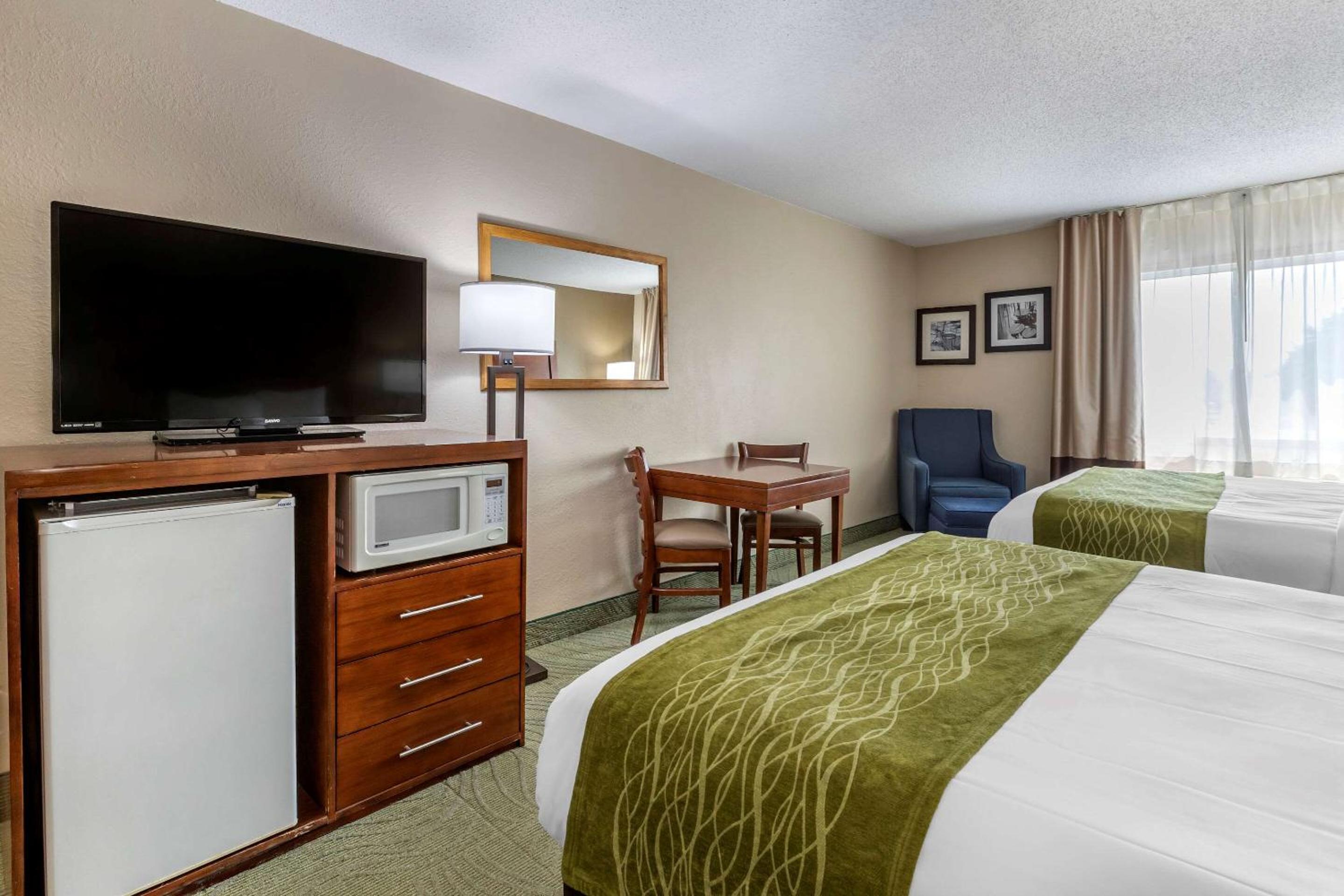 Queen Suite with Three Queen Beds - Non Smoking  - Photo 3