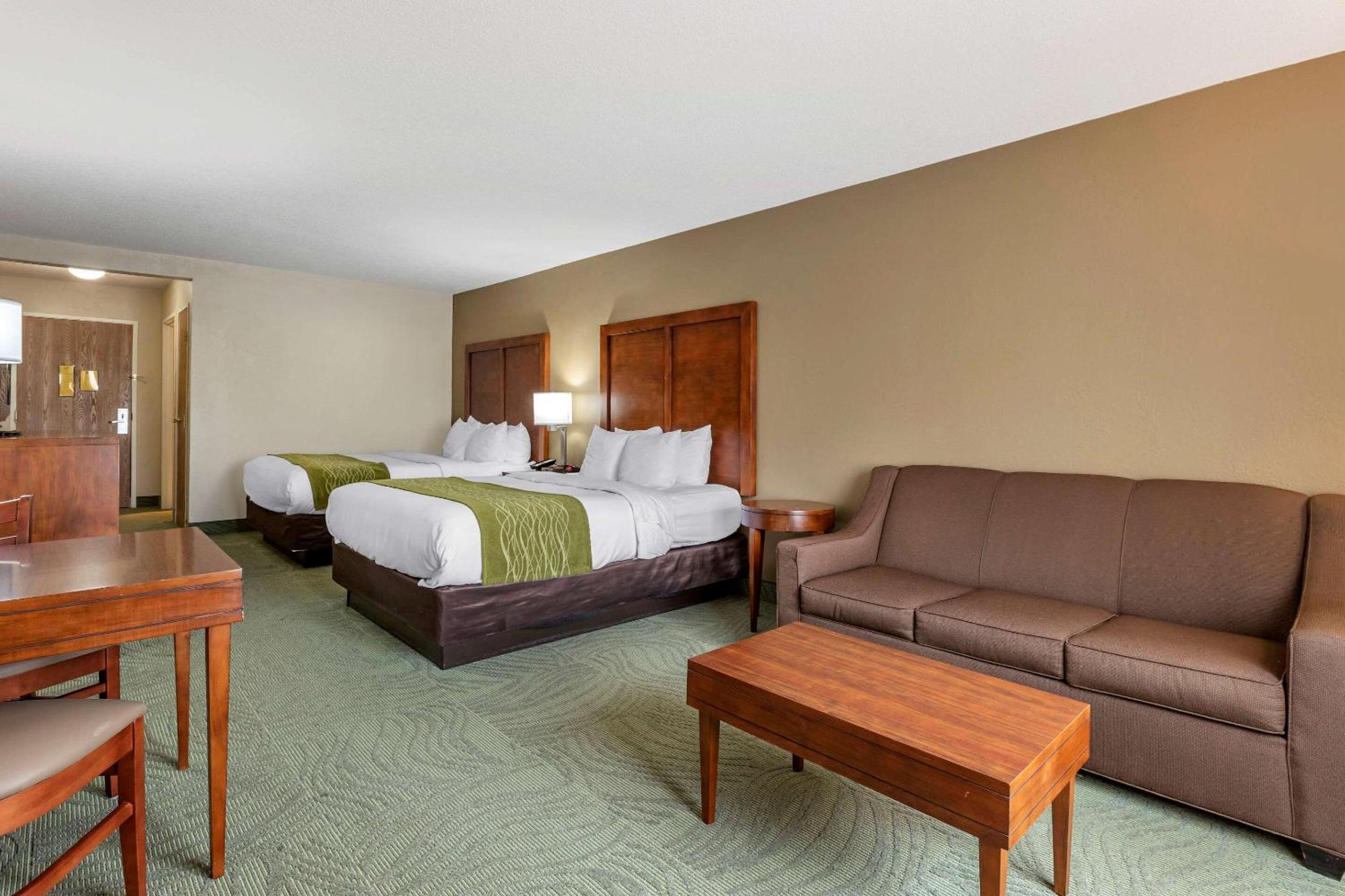 Queen Room with Two Queen Beds - Non-Smoking - Photo 5