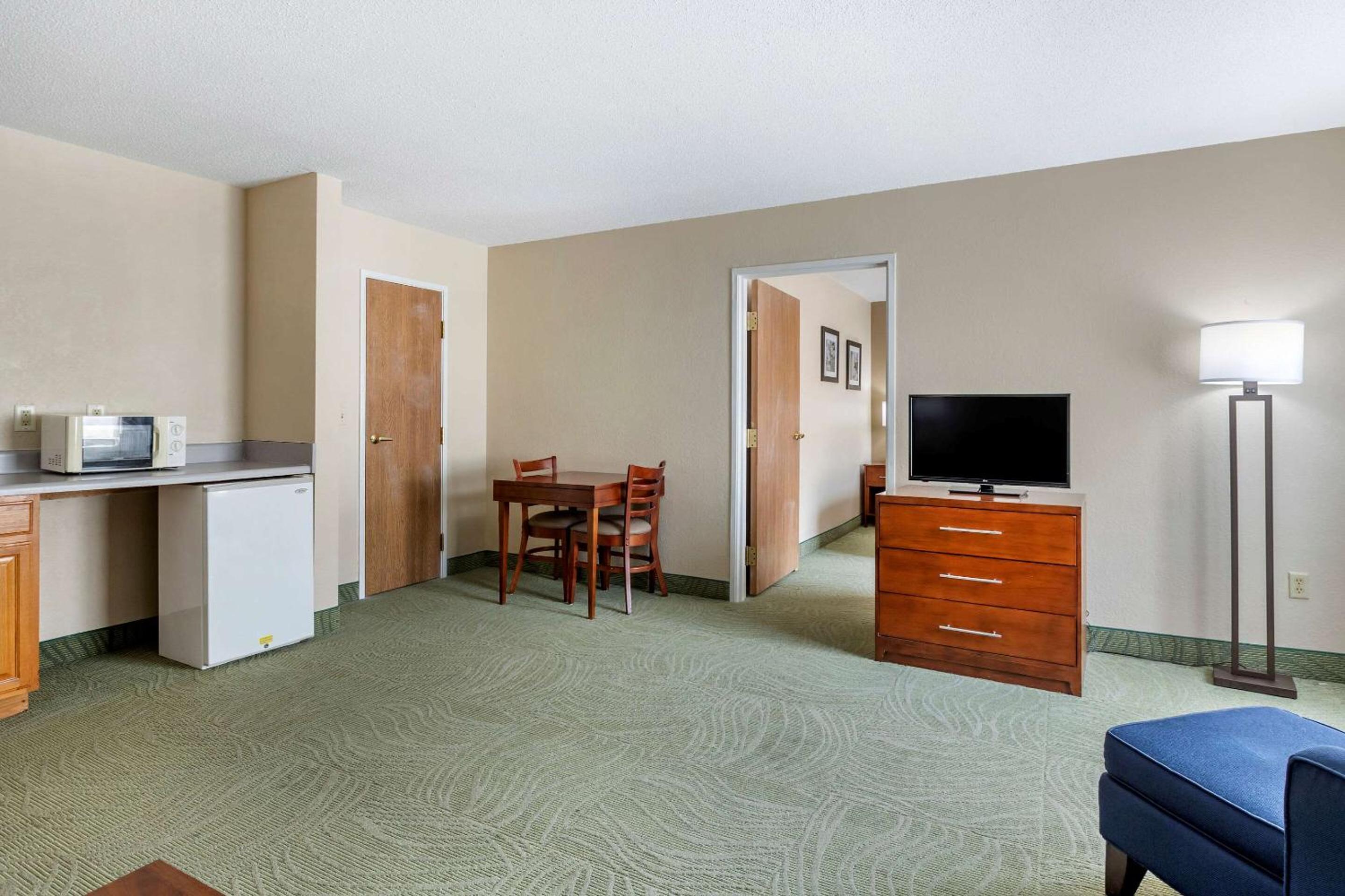 King Suite - Non Smoking - Photo 3
