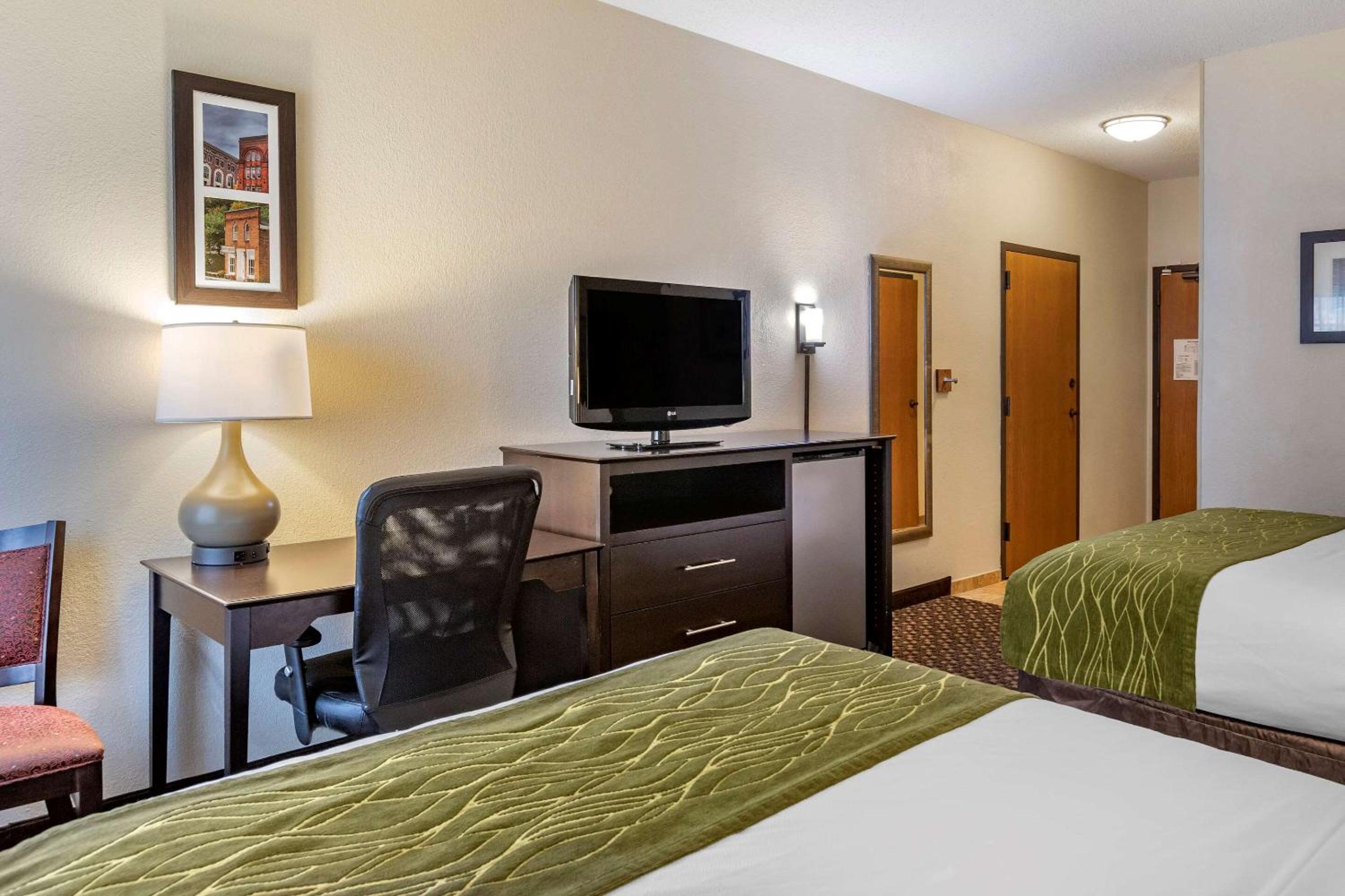 Queen Room with Two Queen Beds and Tub - Accessible/Non-Smoking photo 2