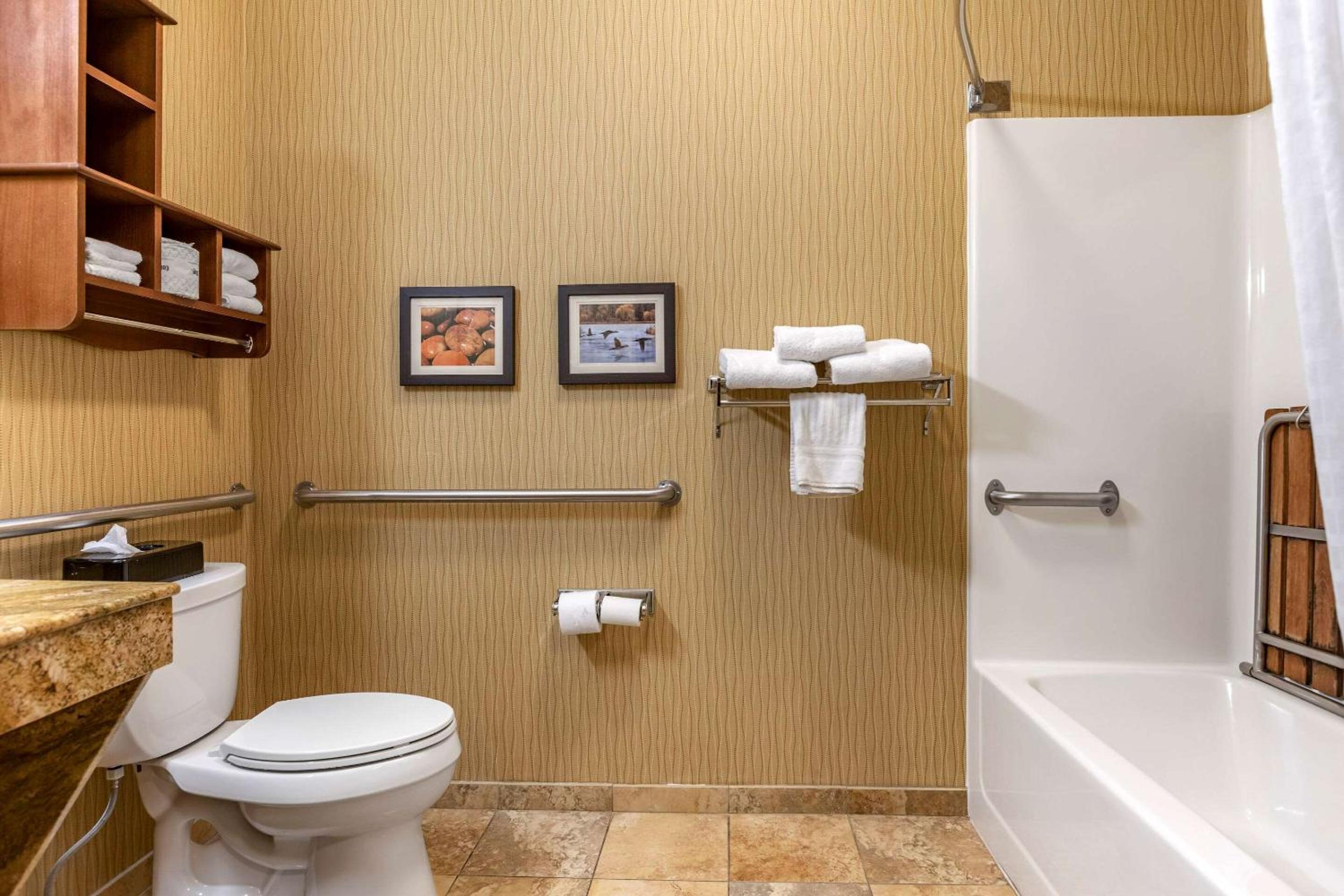 Queen Room with Two Queen Beds and Tub - Accessible/Non-Smoking photo 3