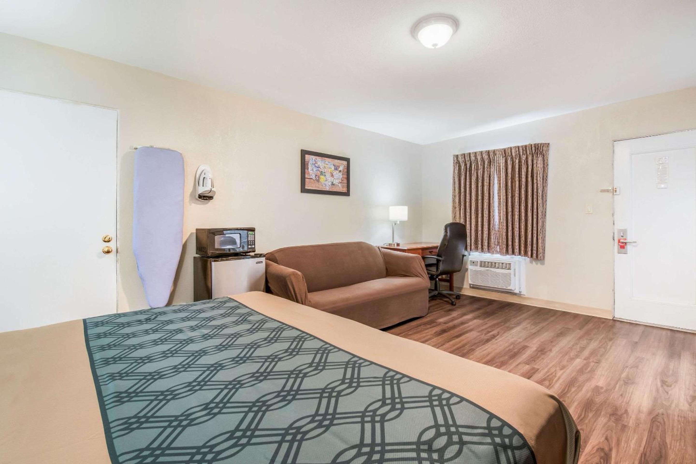 King Room - Non-Smoking - Photo 4