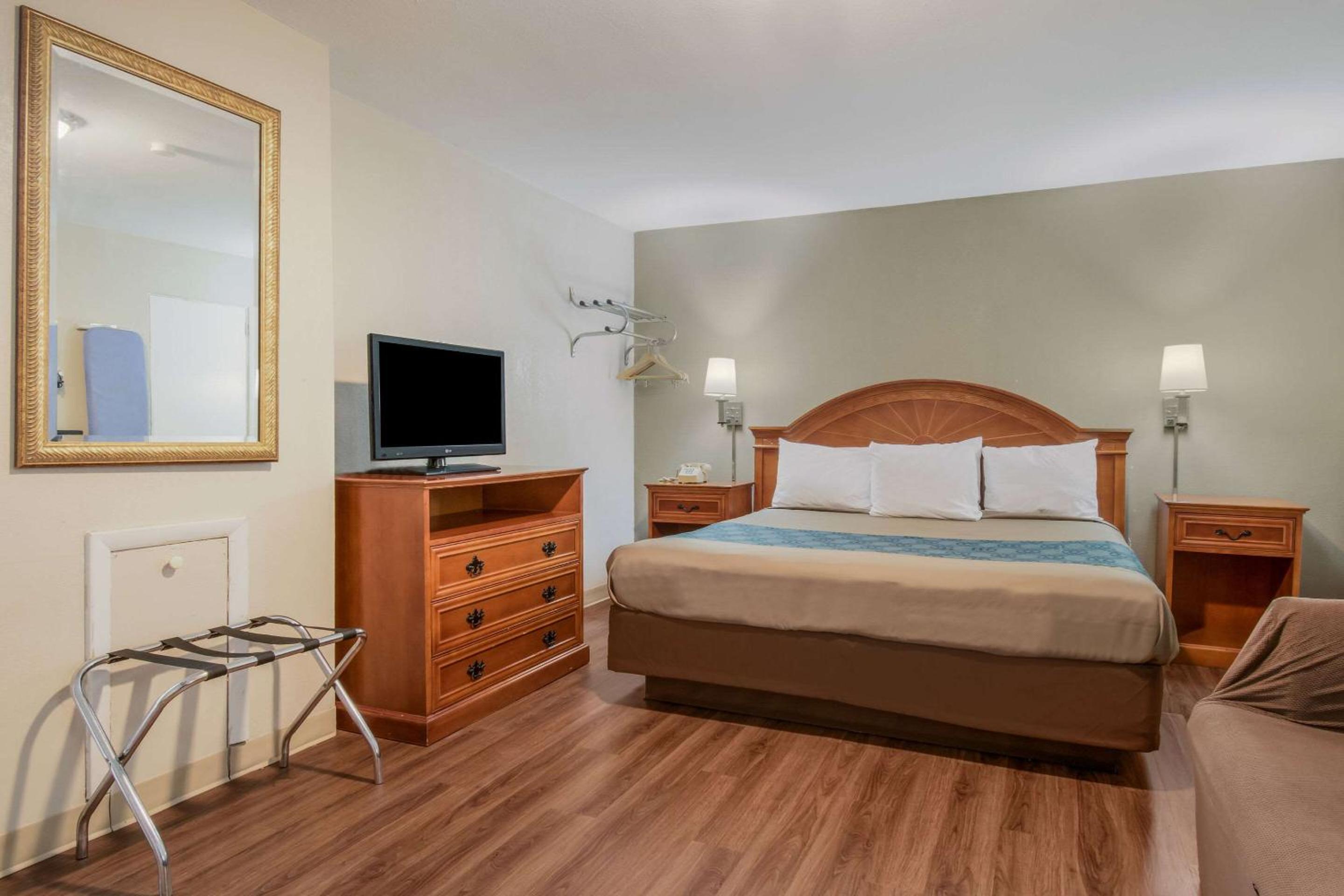 King Room - Non-Smoking - Photo 3