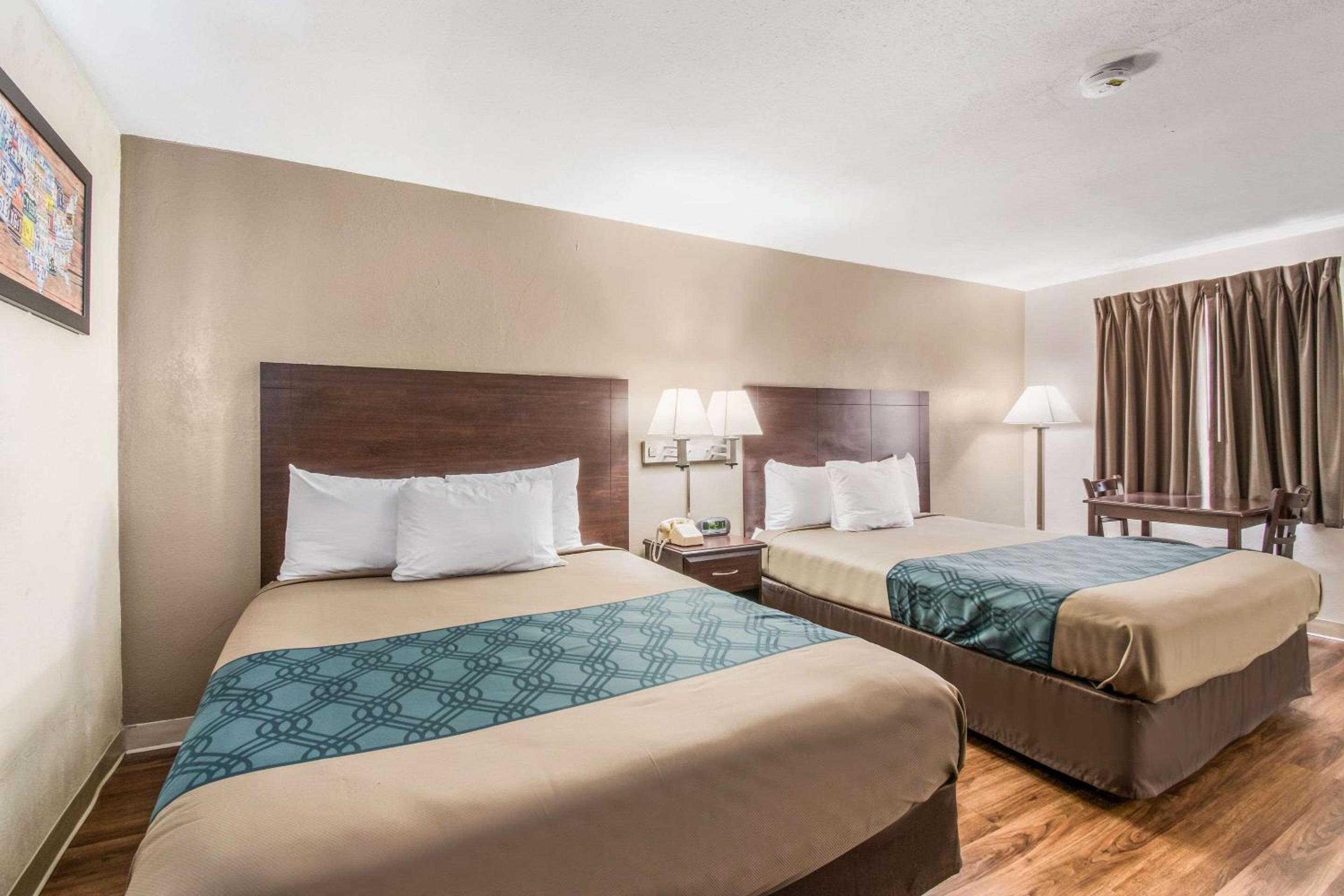 Queen Room with Two Queen Beds - Non-Smoking - Photo 2