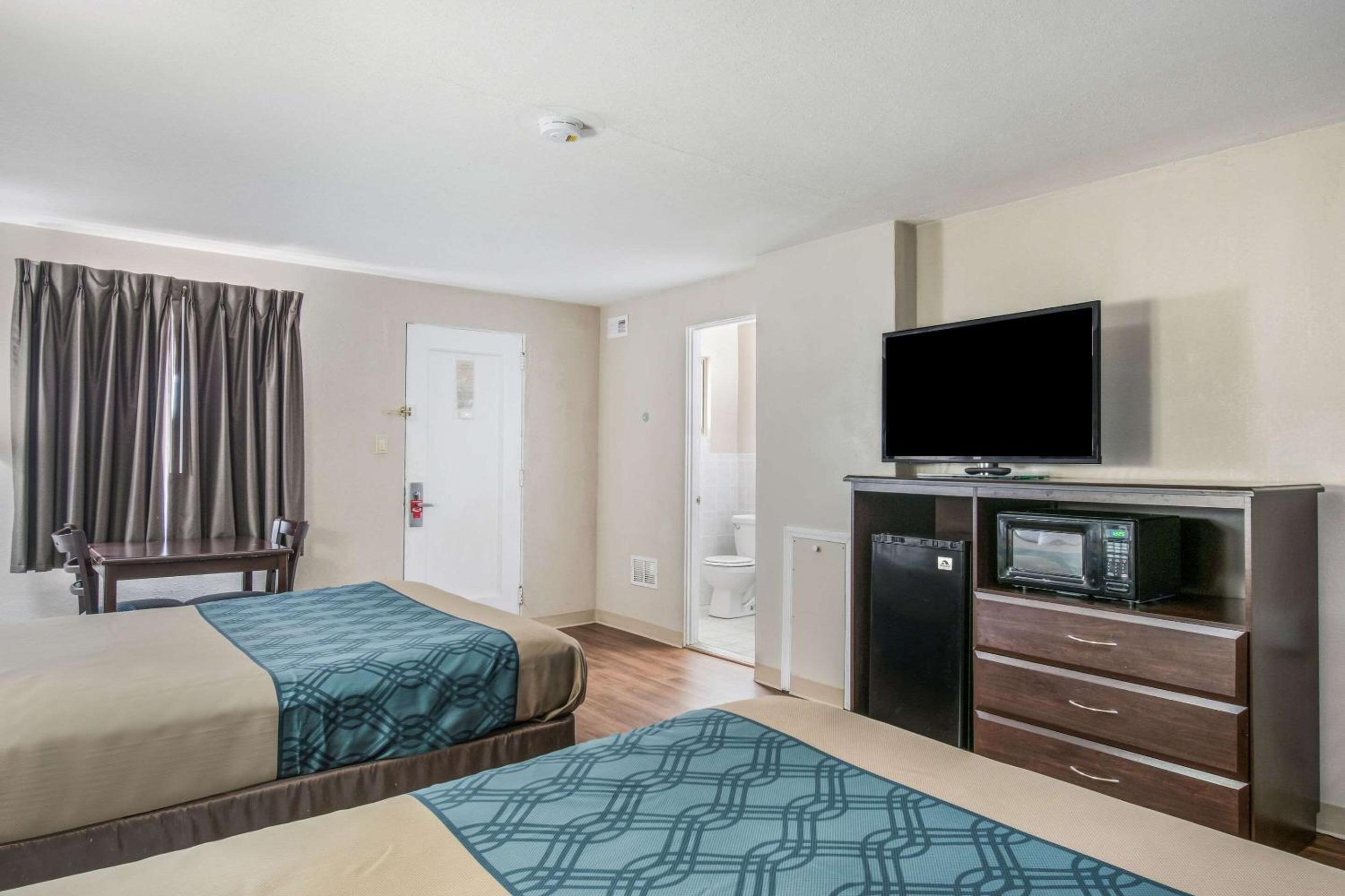 Queen Room with Two Queen Beds - Non-Smoking - Photo 4