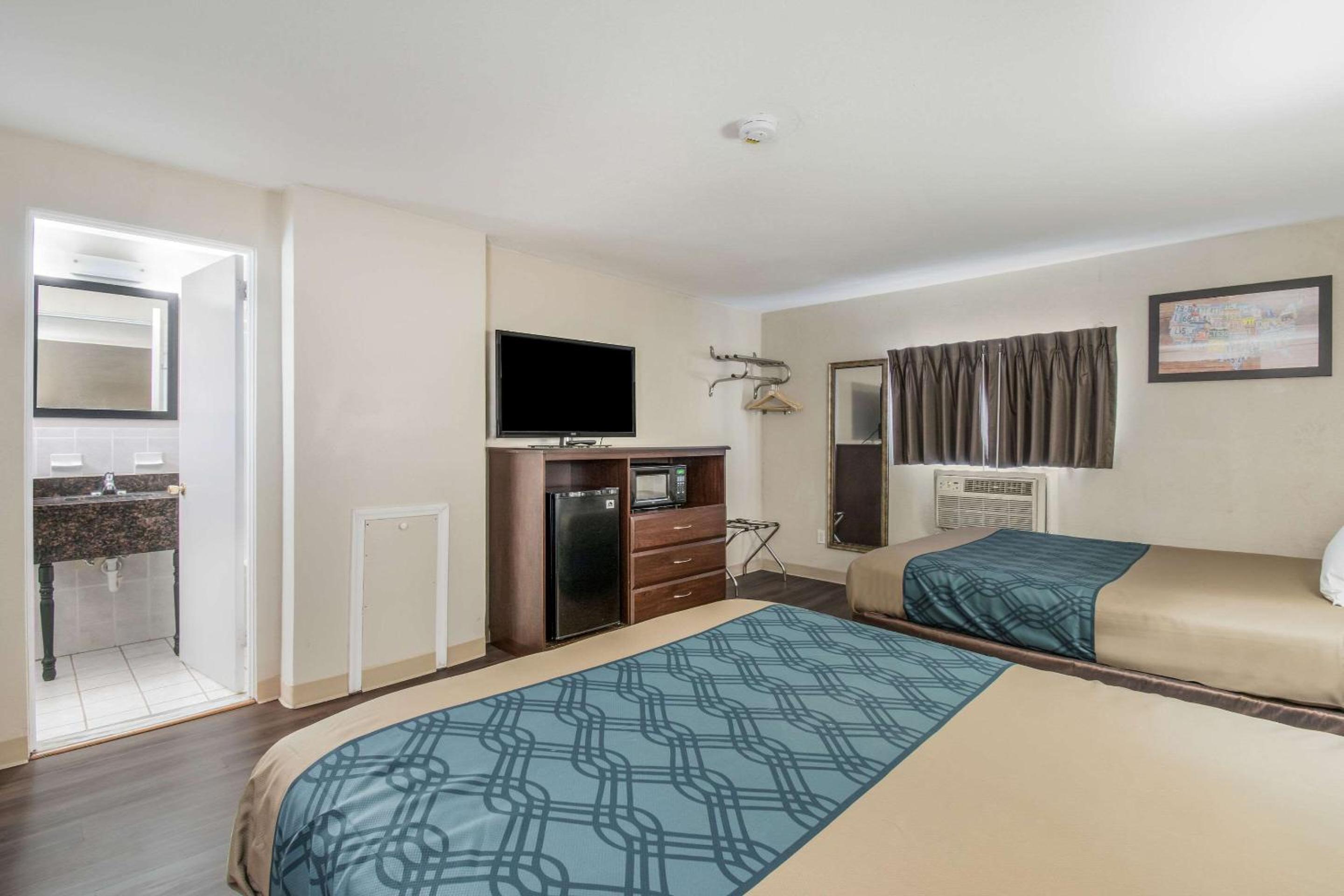 Queen Room with Two Queen Beds - Non-Smoking - Photo 3