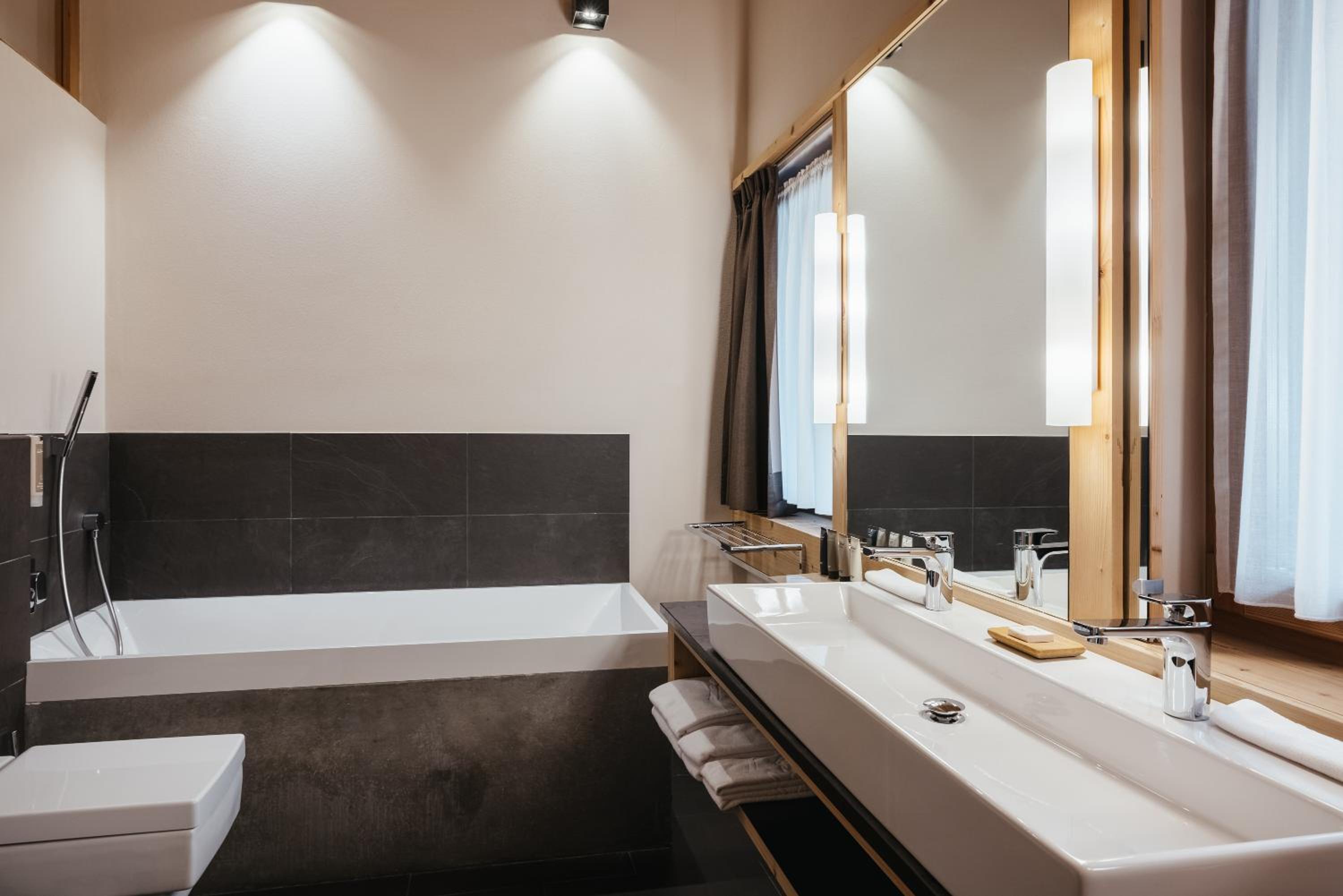 Deluxe Two-Bedroom Suite (4 Adults) - Photo 8
