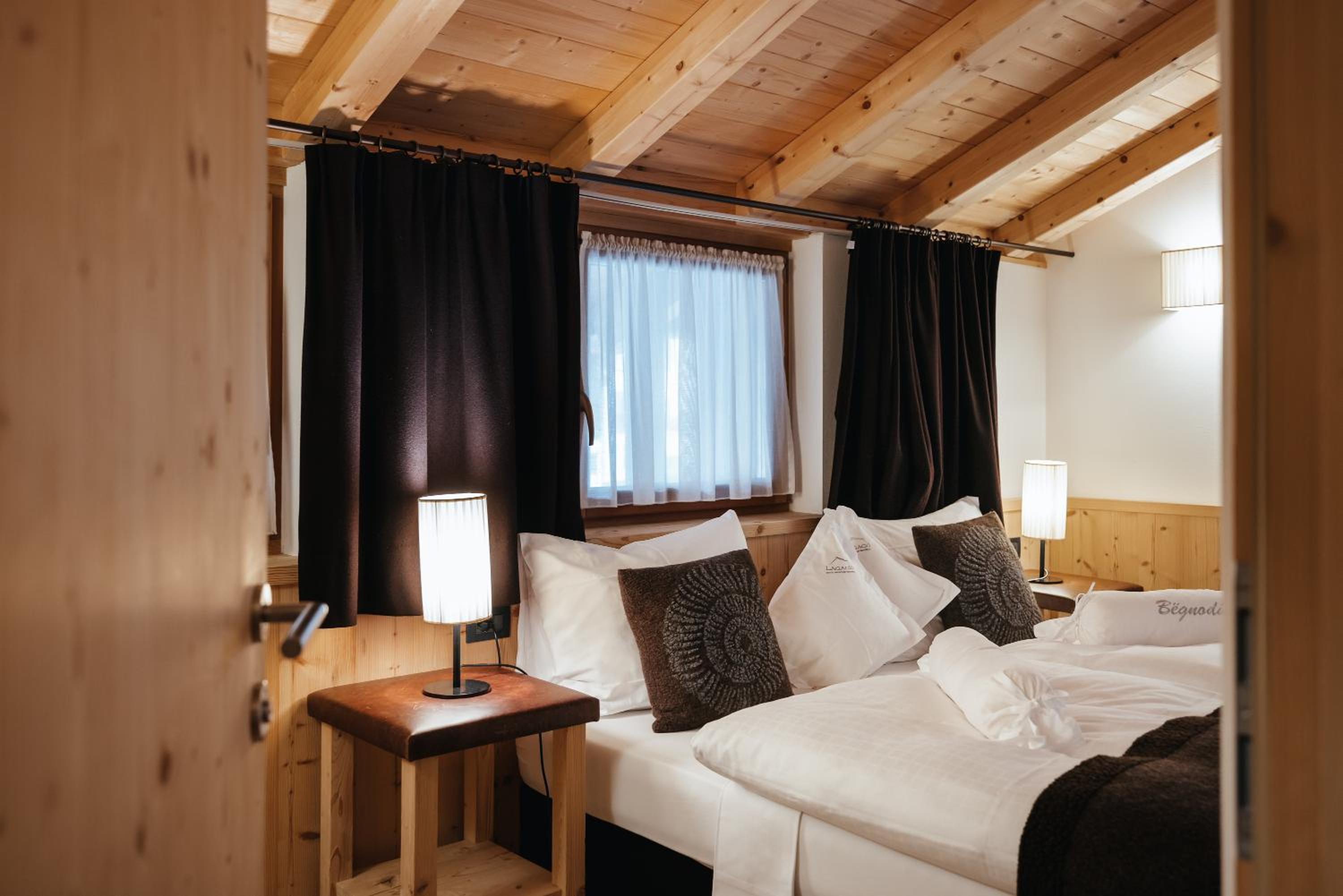 Deluxe Two-Bedroom Suite (4 Adults) - Photo 7