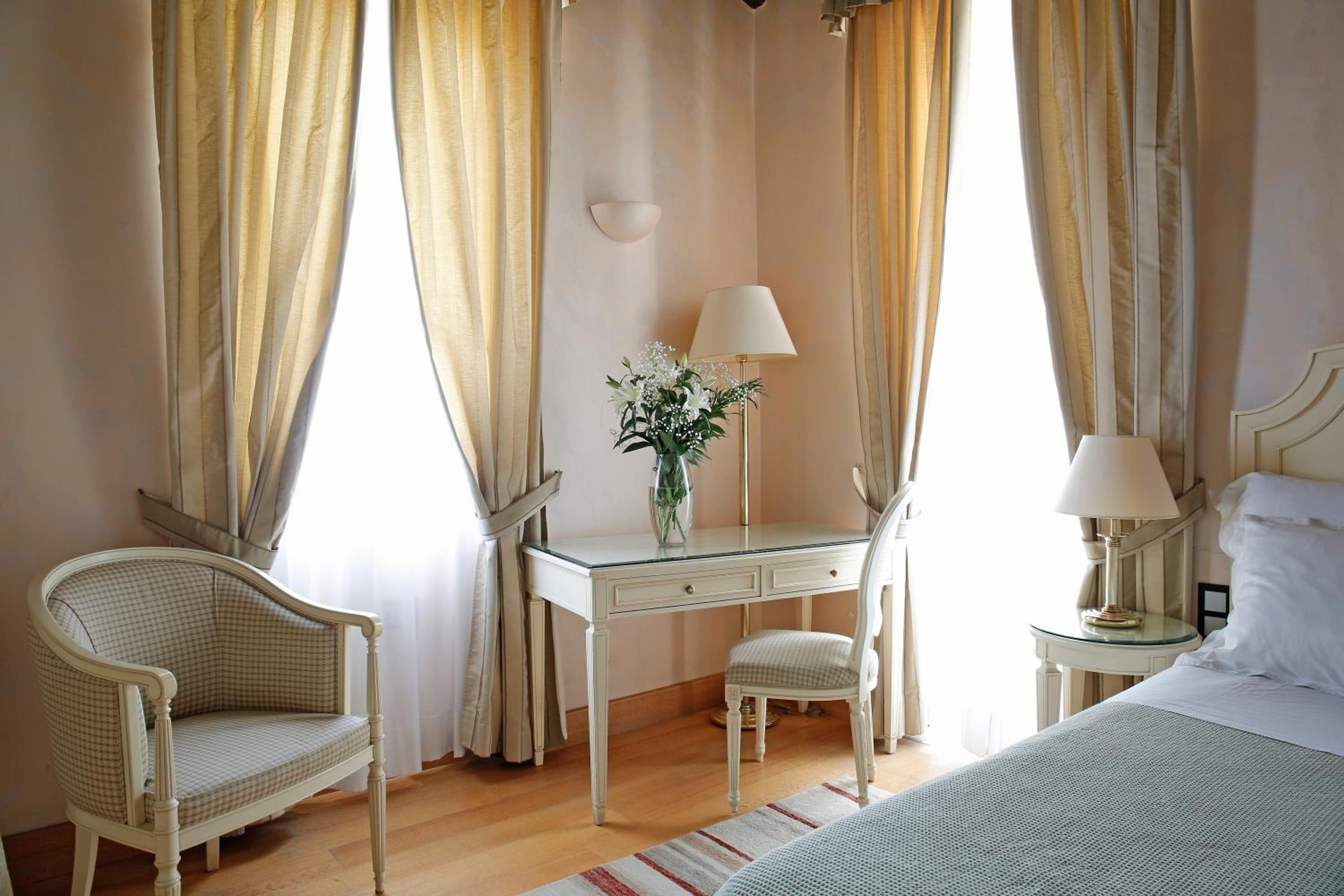 Deluxe Double Room - Photo 12