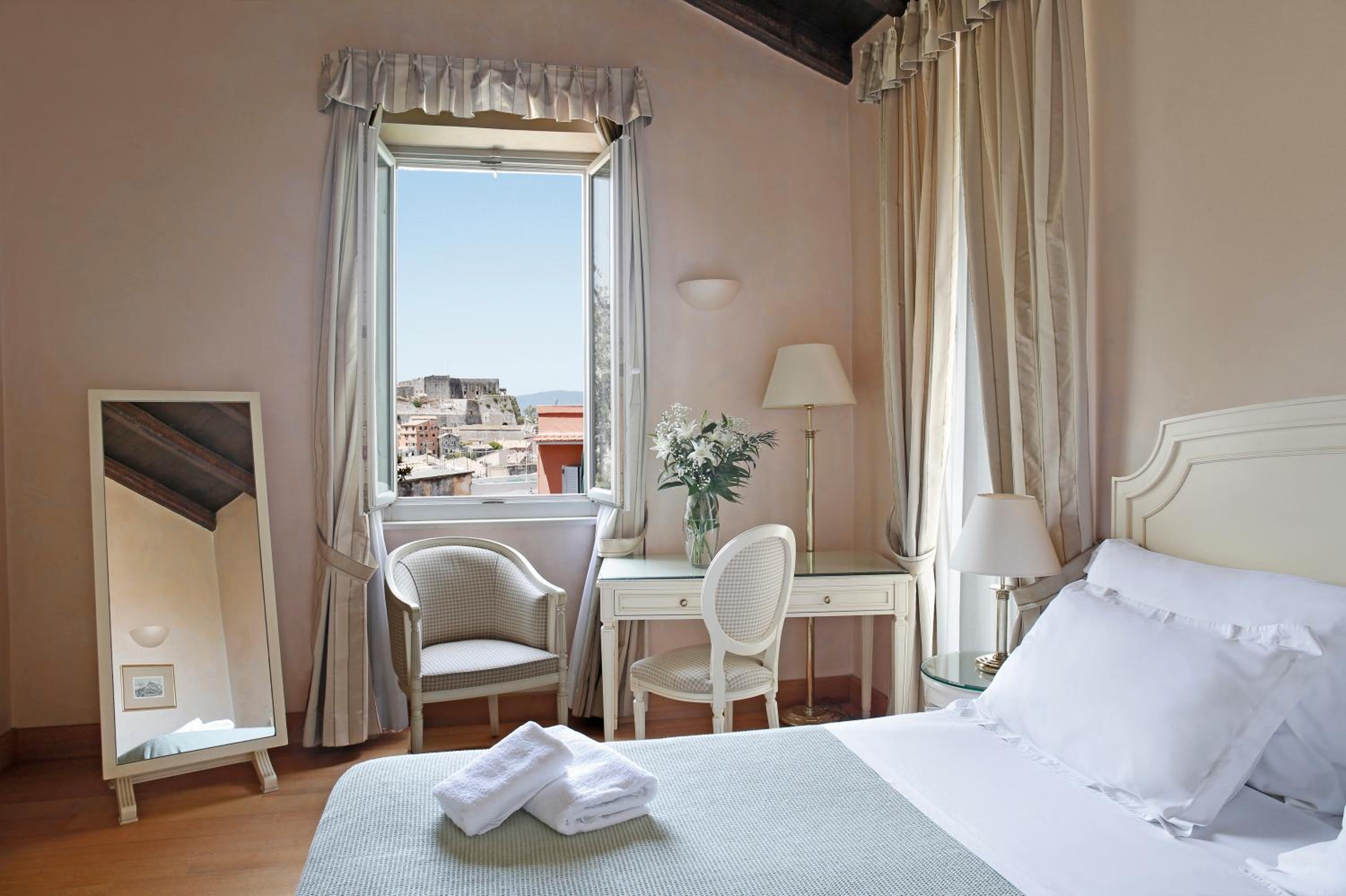 Deluxe Double Room - Photo 10