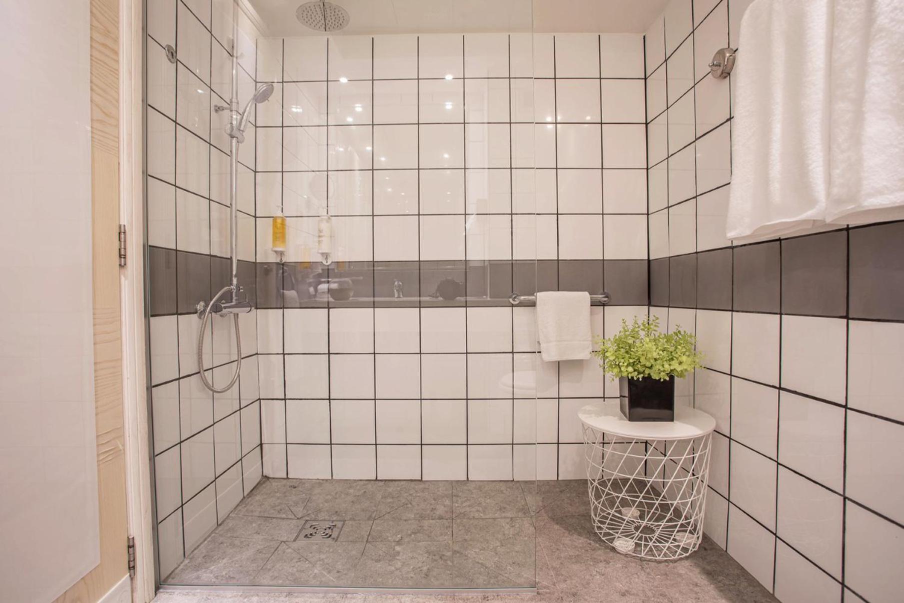 Premium King Room with Balcony, Sea View and Walk-In Shower - Photo 5