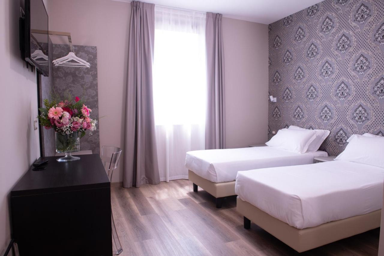 Twin Room - Photo 2
