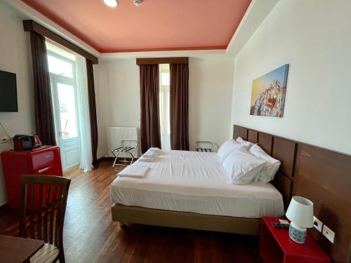 Deluxe Double Room with Sea View - Photo 11