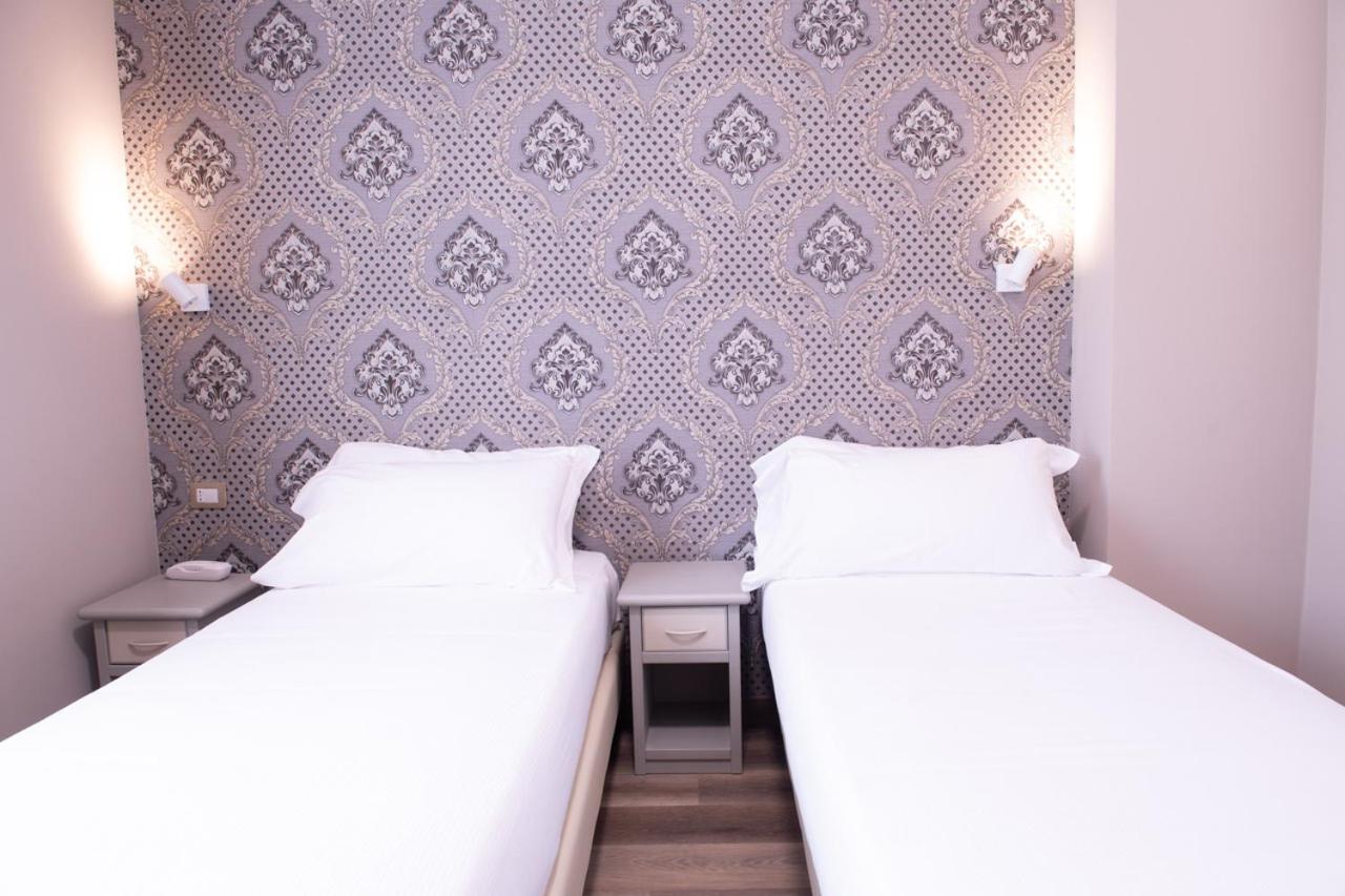 Twin Room - Photo 3