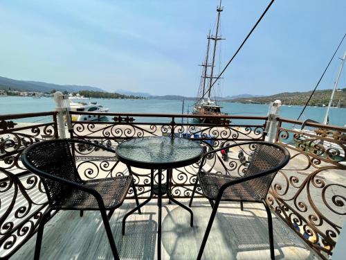 Deluxe Double Room with Sea View - Photo 12