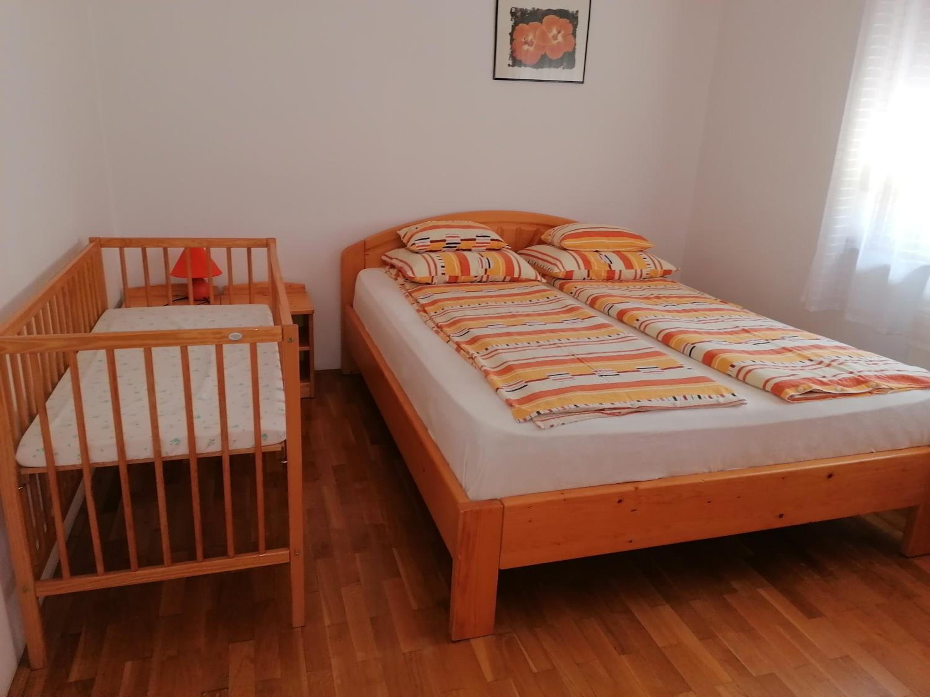 Six-Bedroom House - Photo 10