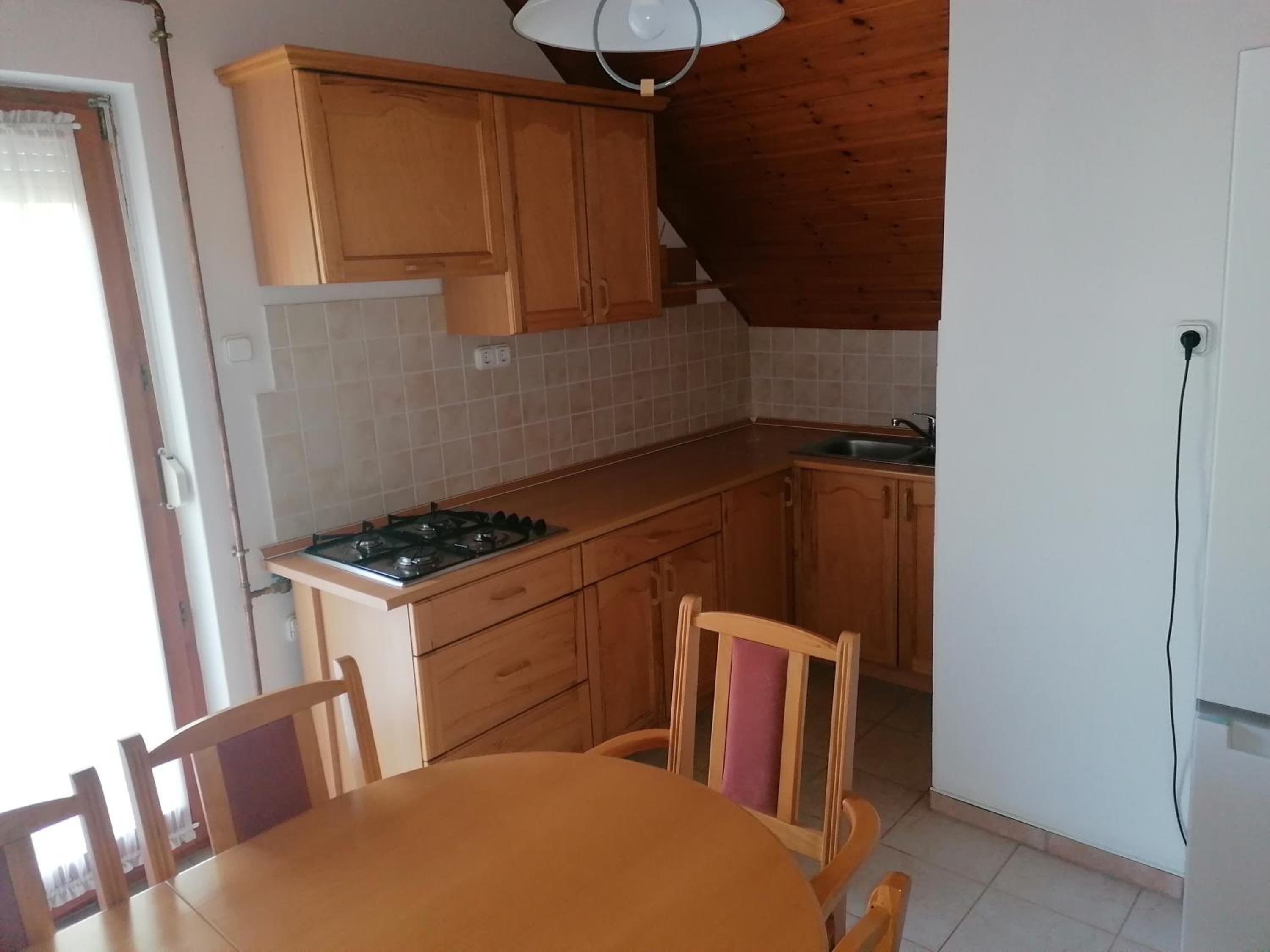 Six-Bedroom House - Photo 27
