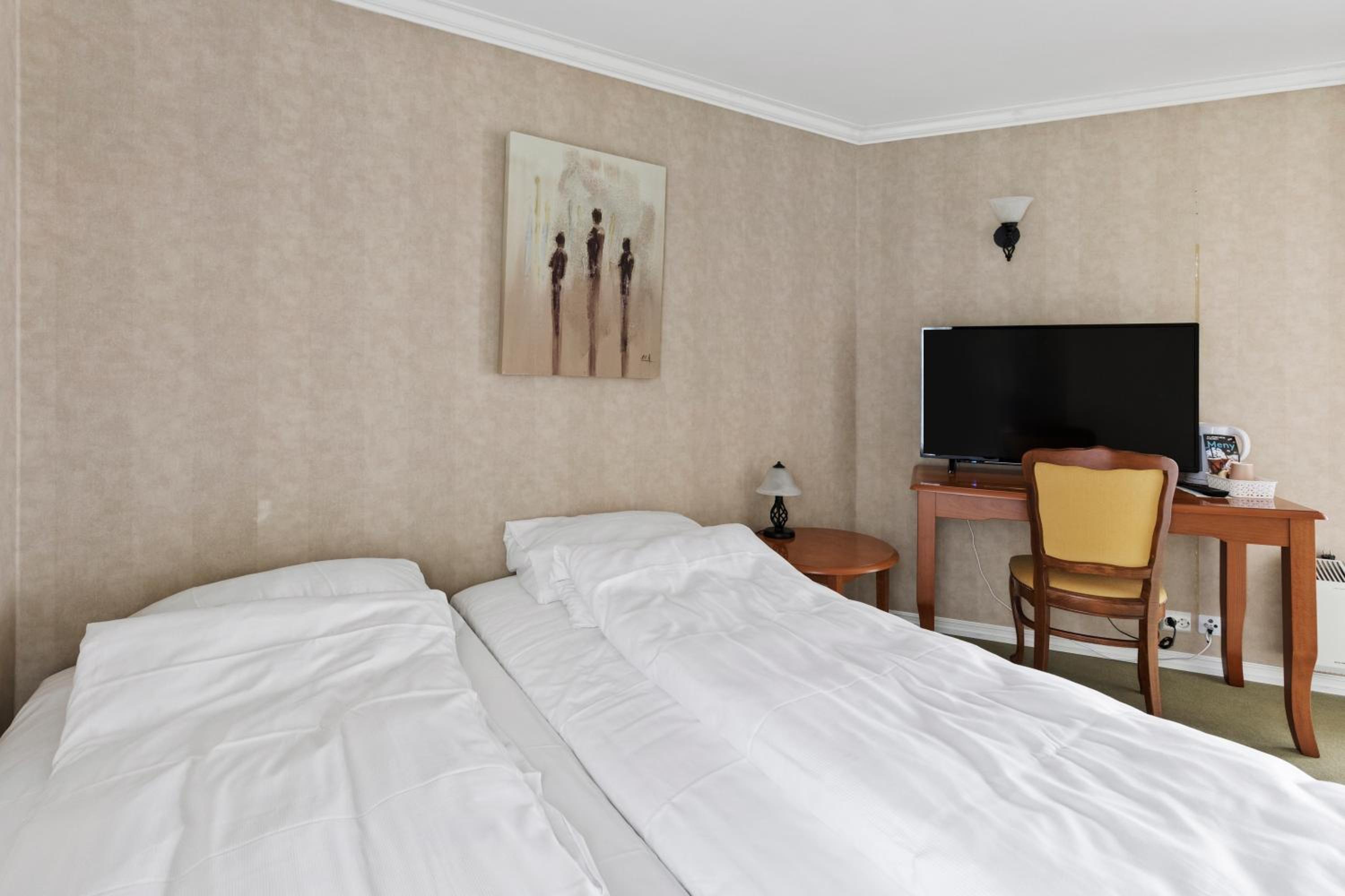 Budget Double Room photo 3