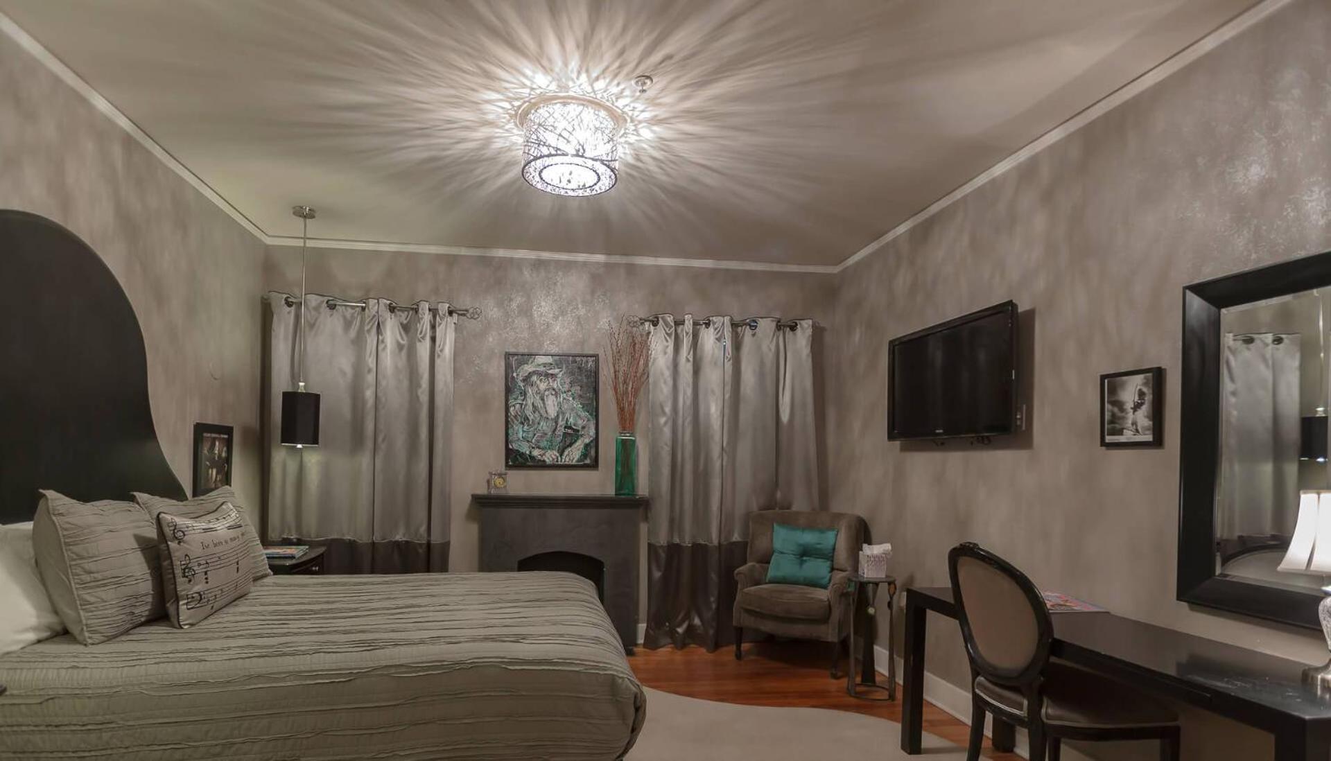 Queen Room photo 2