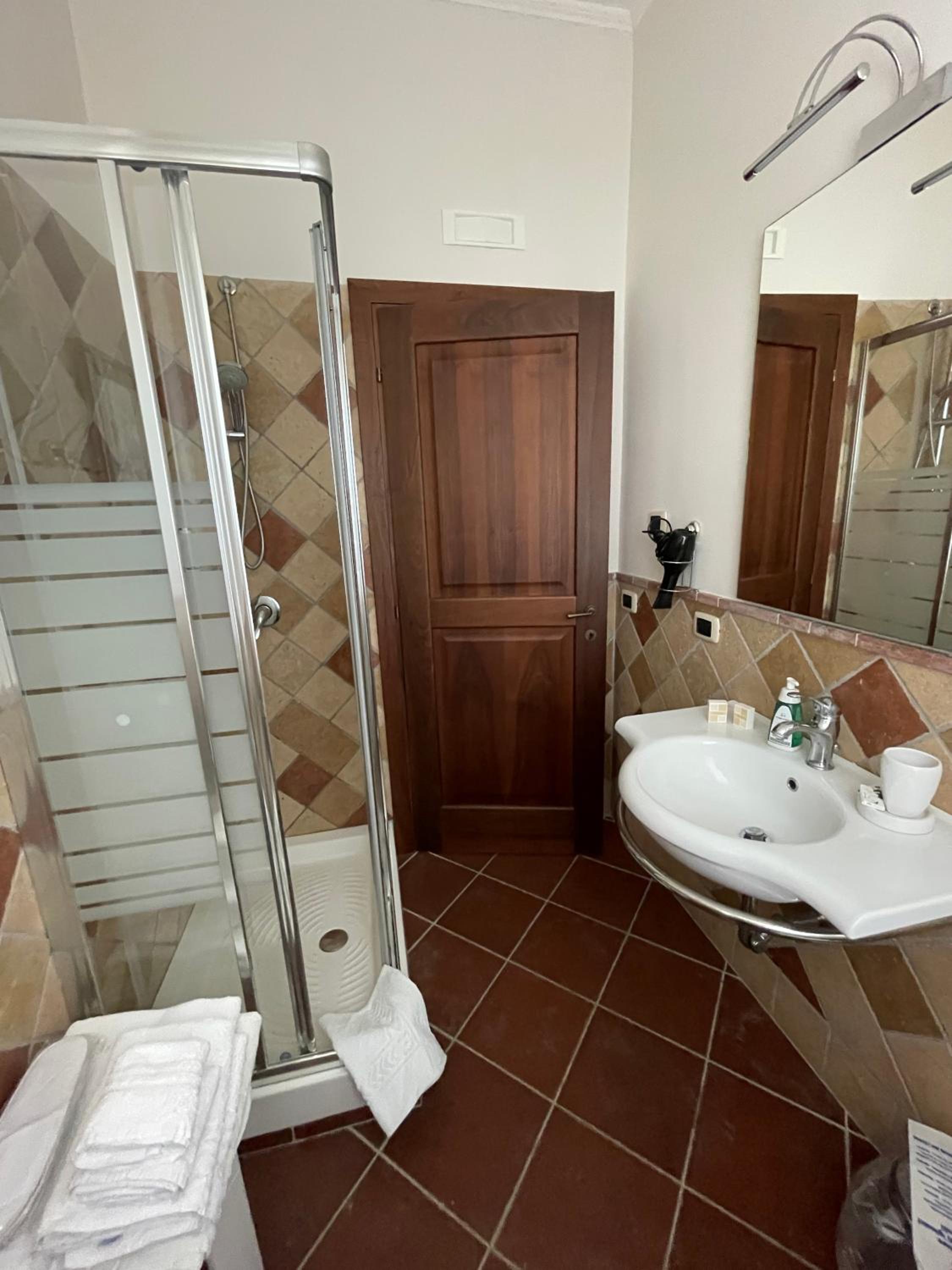 Standard Twin Room - Photo 5