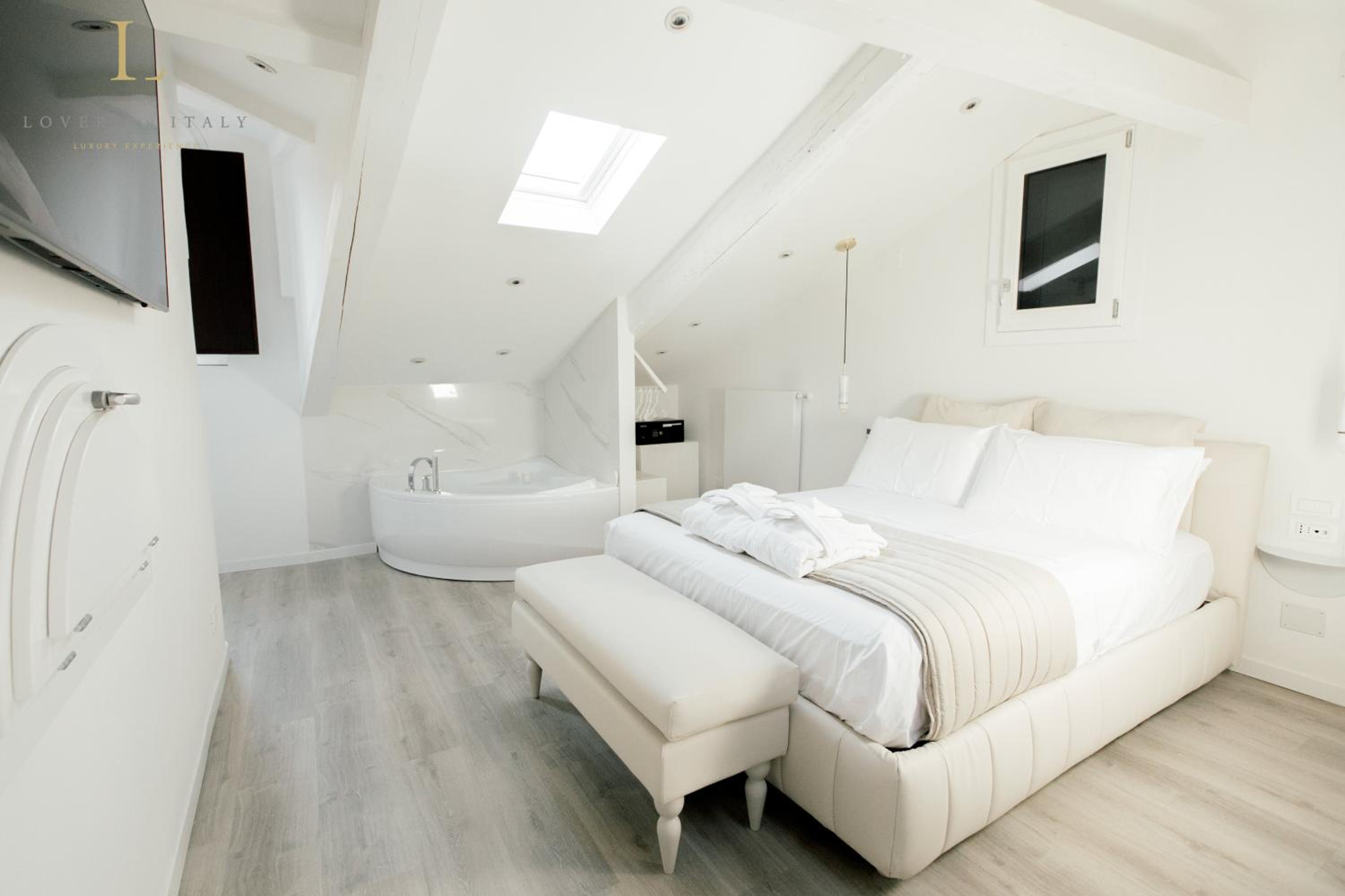 King Suite With Spa Bath photo 1