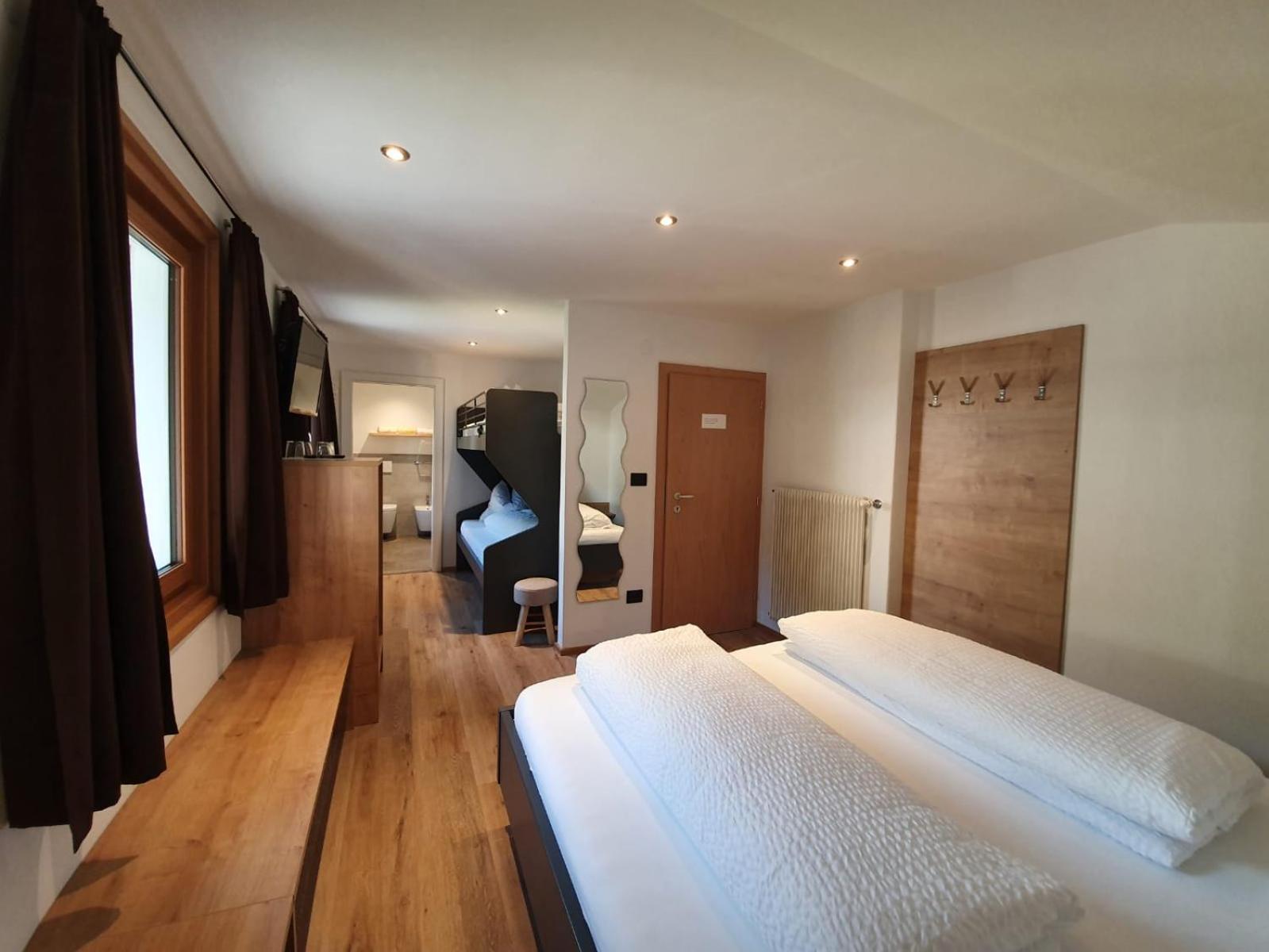 Quadruple Room with Private Bathroom - Photo 1