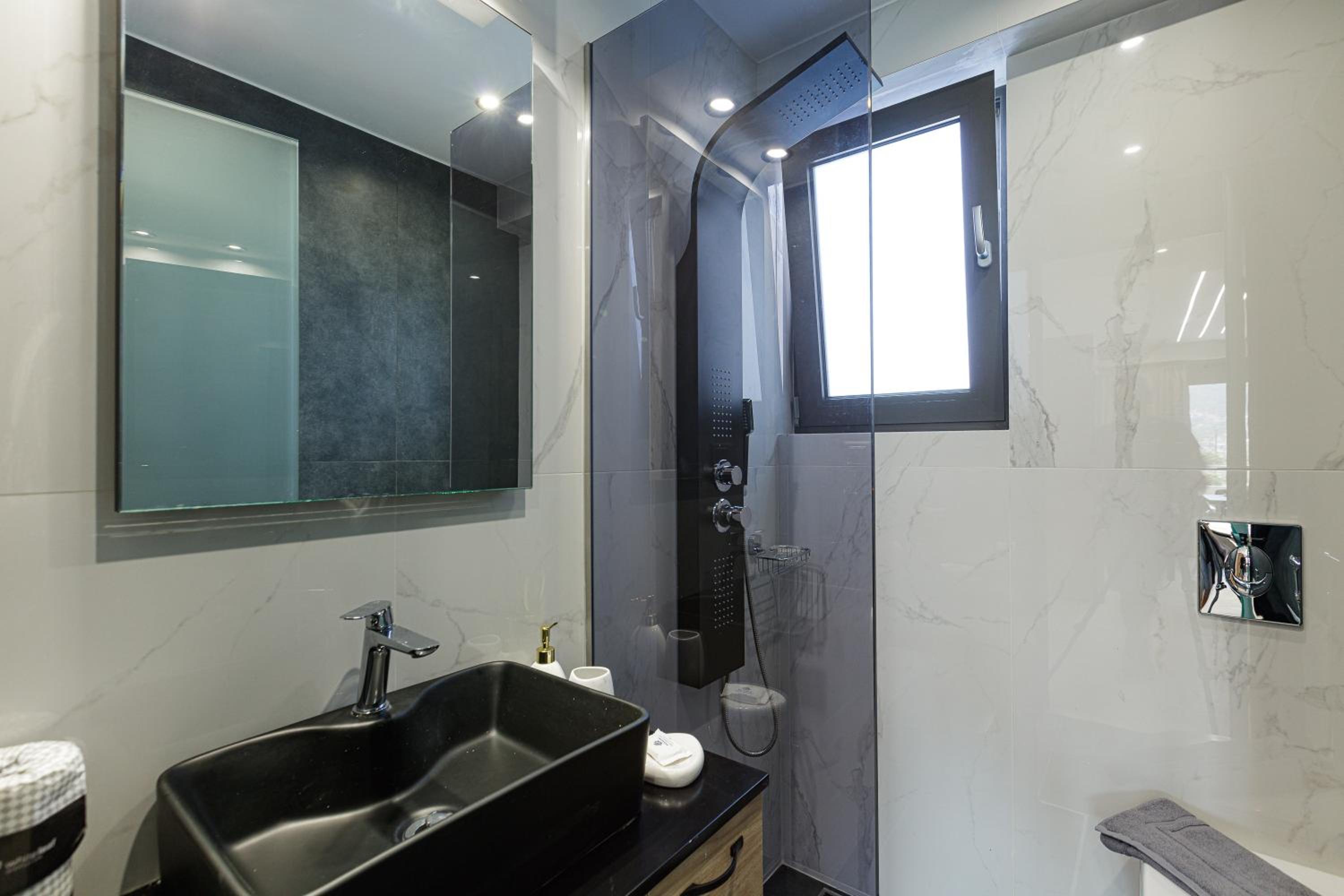 Suite -Split Level - Photo 6