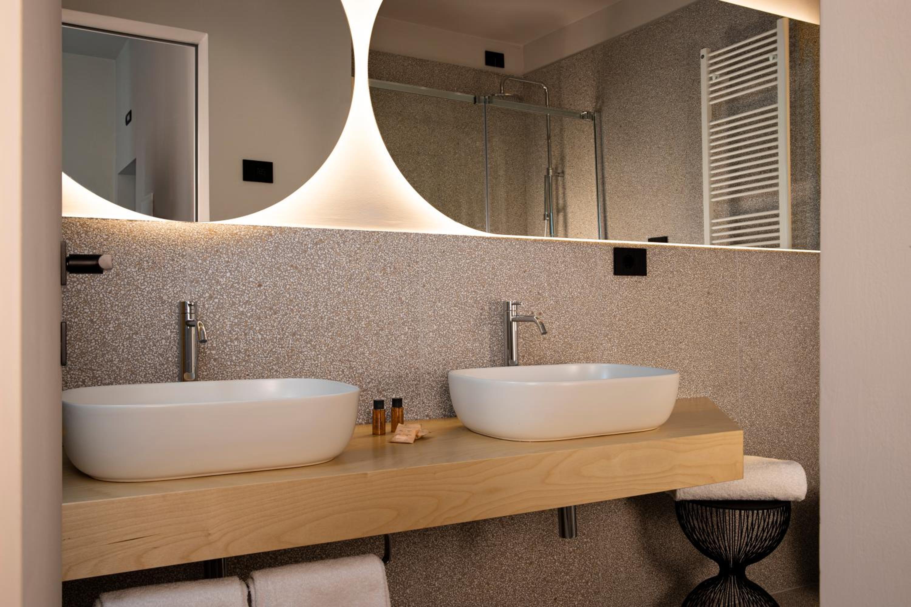 Double or Twin Room - Photo 9