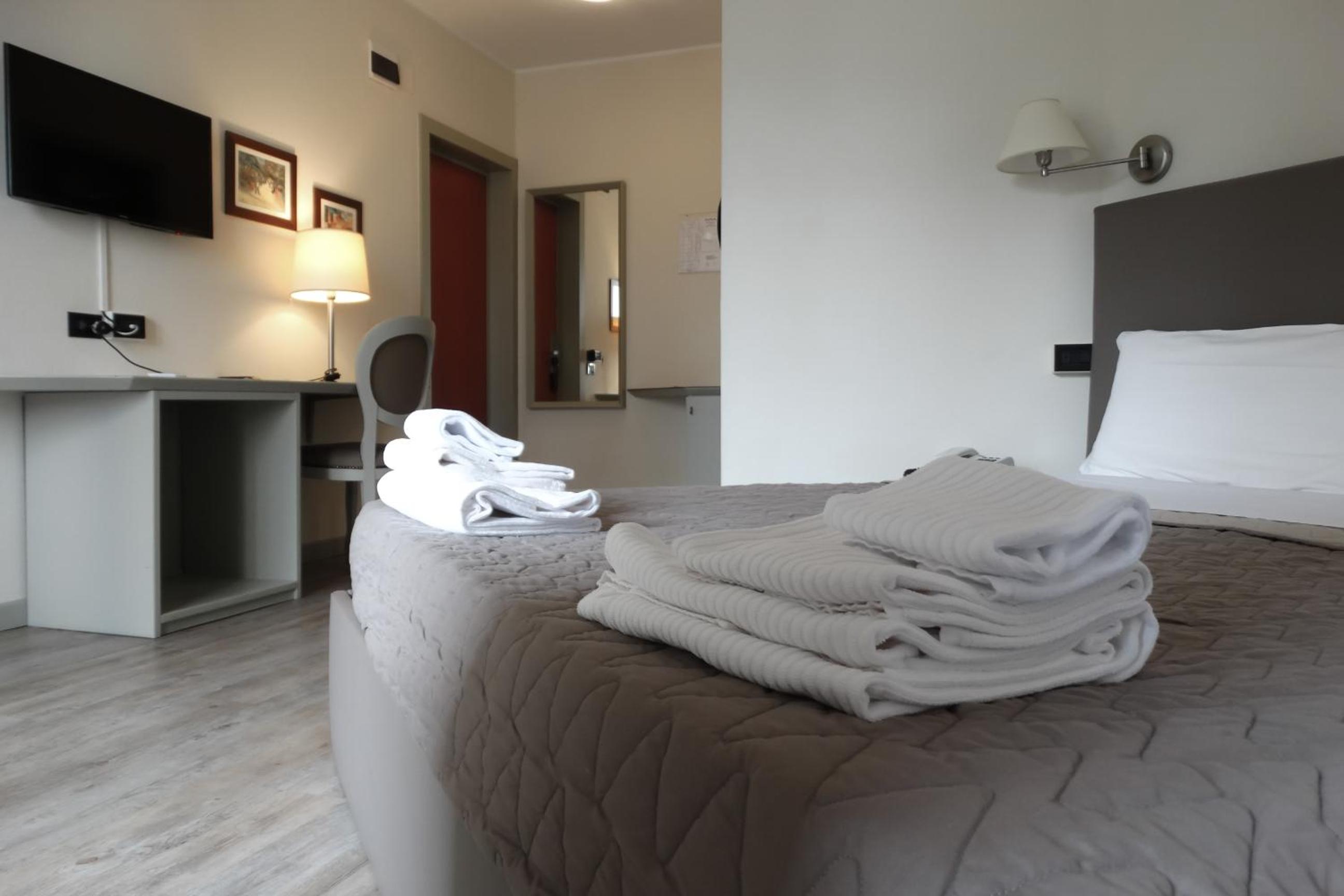 Double or Twin Room - Photo 7