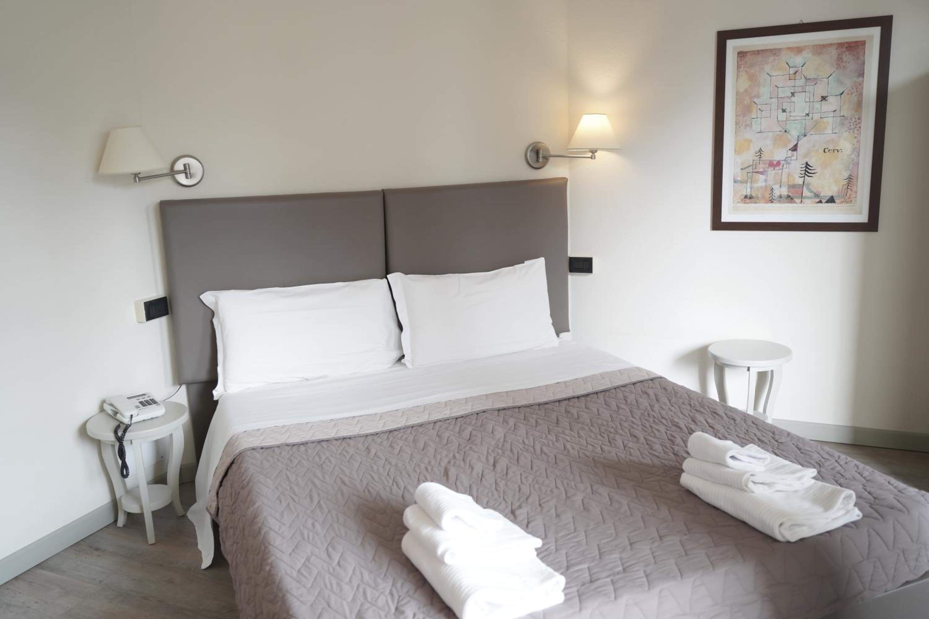 Double or Twin Room - Photo 6