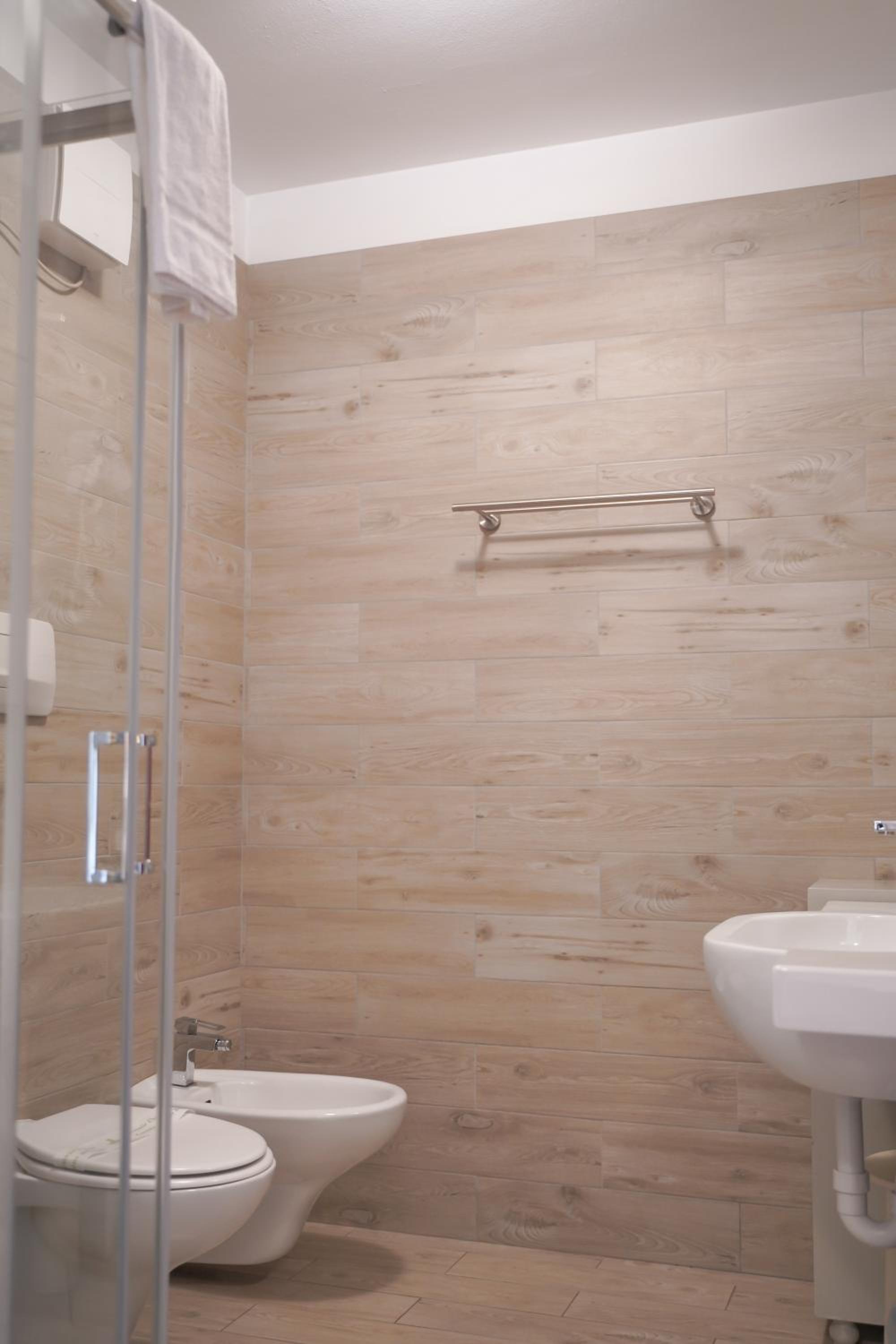Double or Twin Room - Photo 5