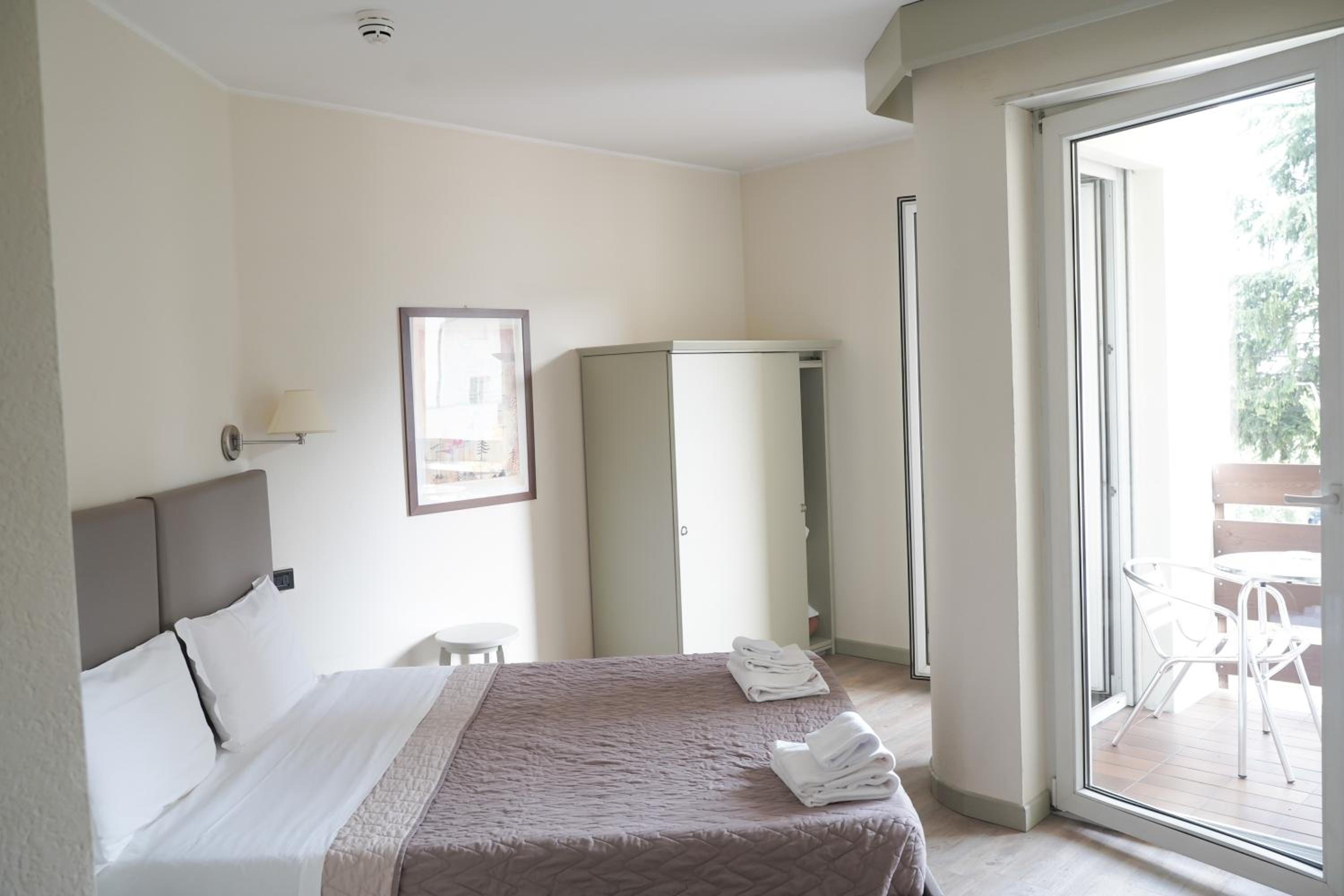 Double or Twin Room - Photo 4