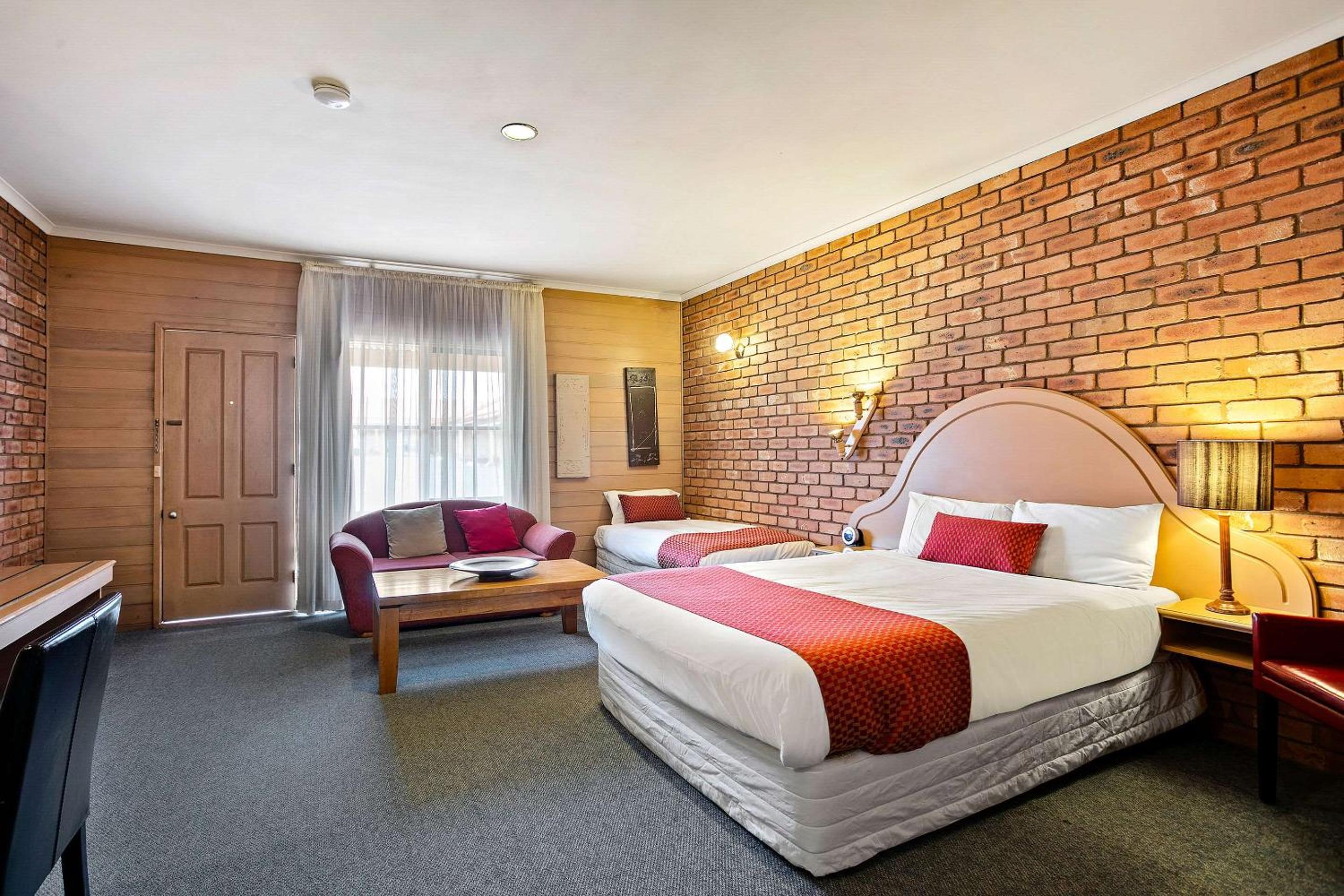 Deluxe Queen Room with Single Bed - Non-Smoking photo 2