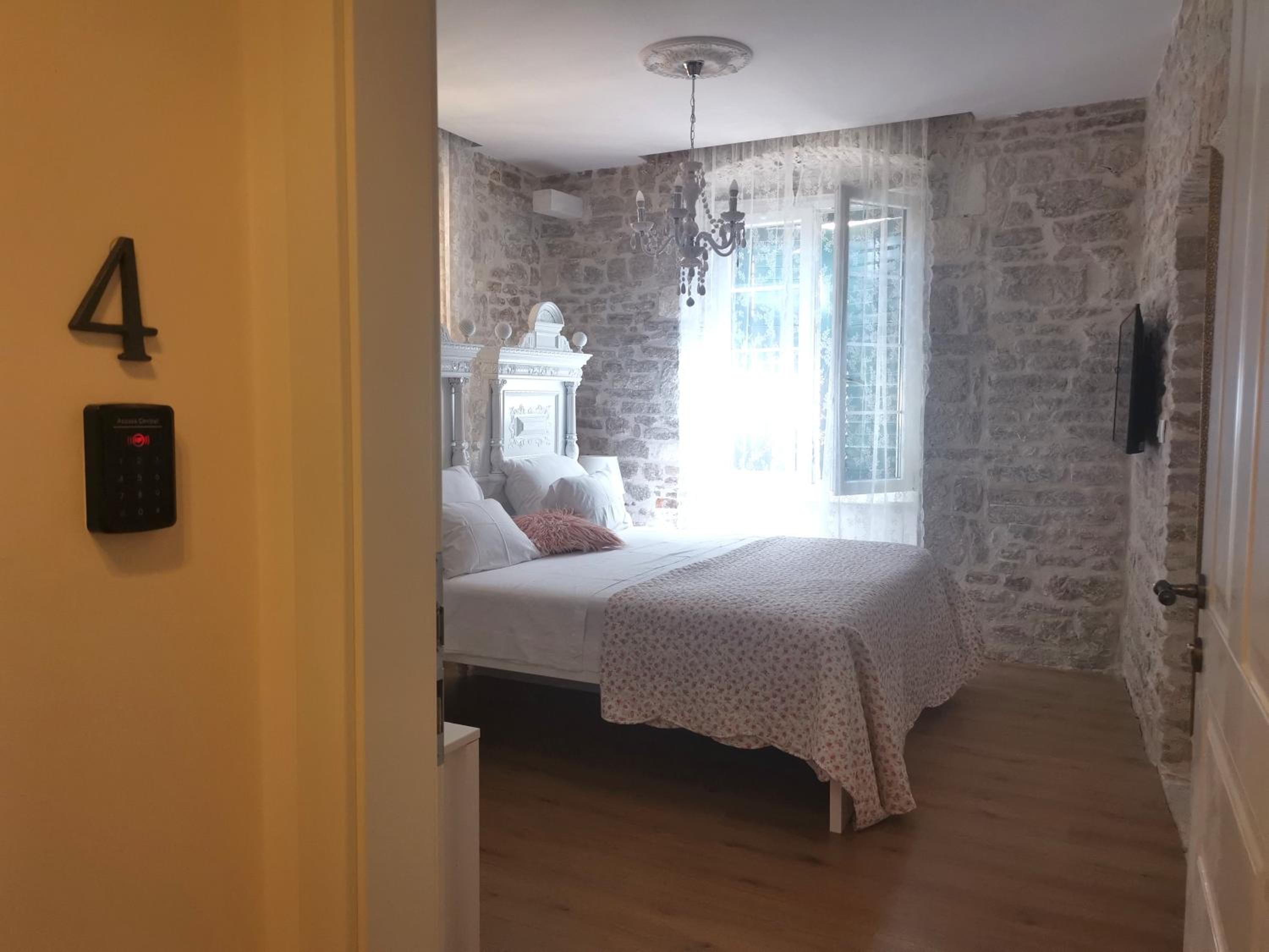 Double Room - Photo 3