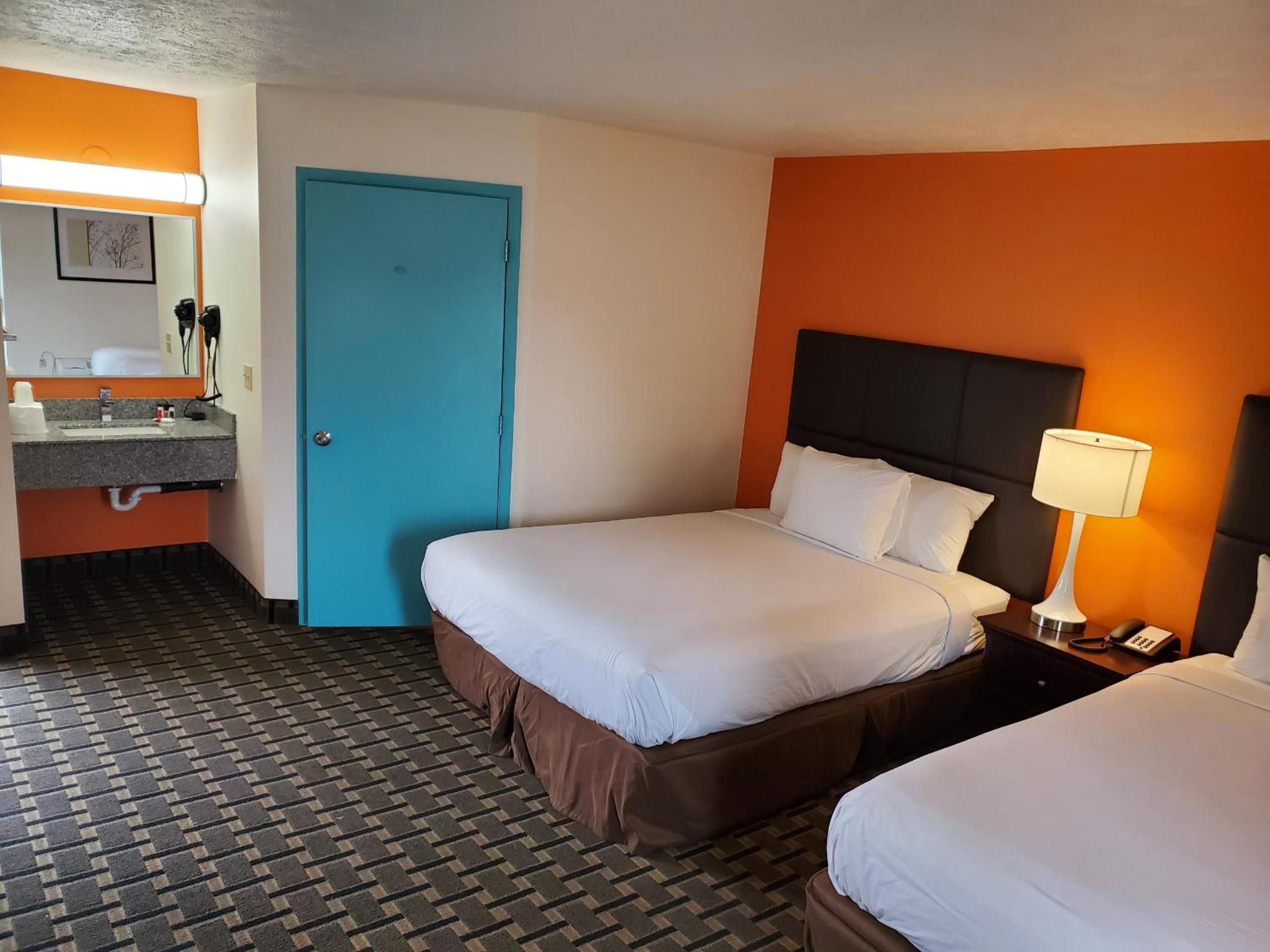Queen Room with Two Queen Beds - Non-Smoking photo 1
