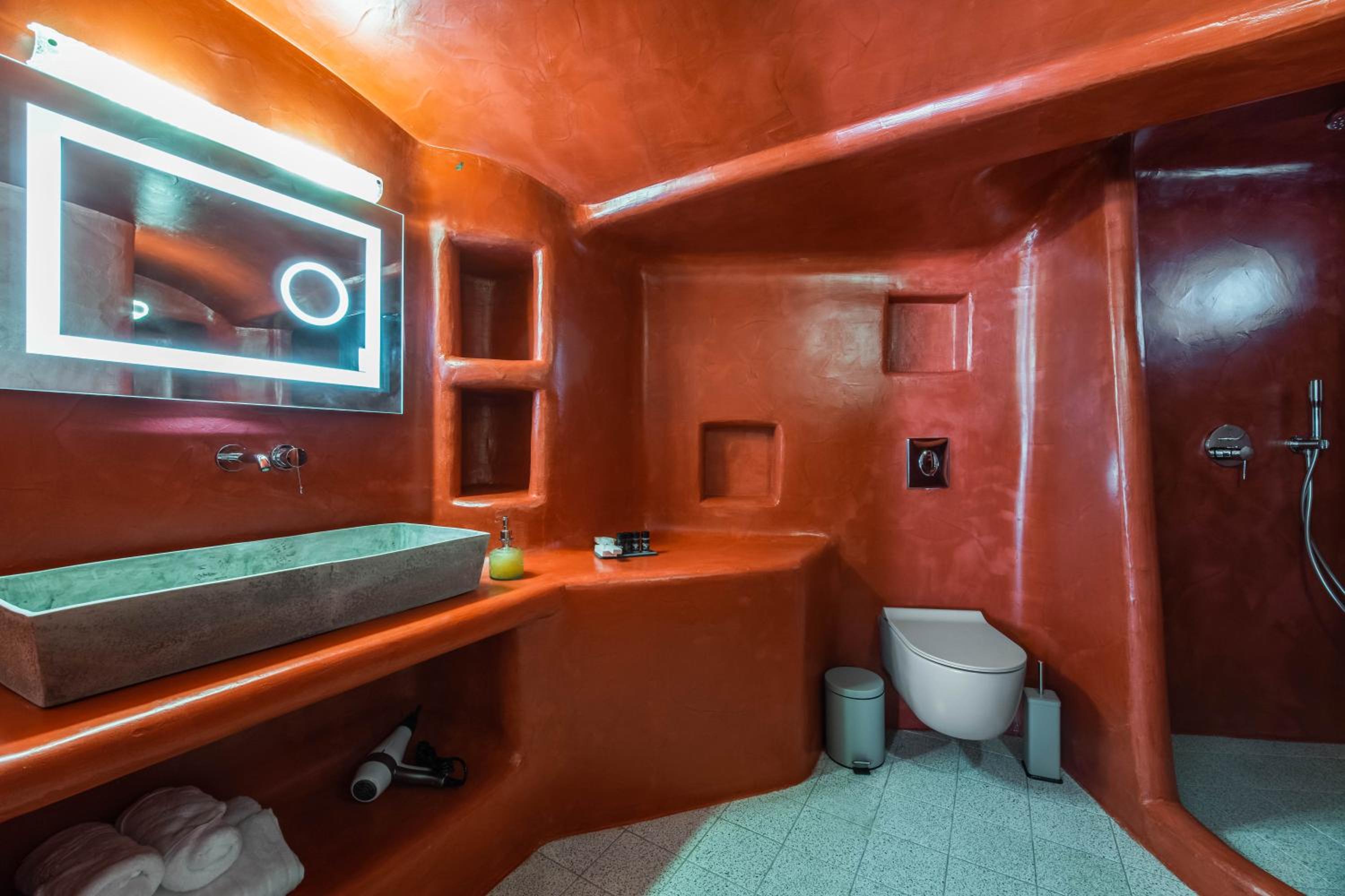 Superior Suite with Hot Tub - Photo 6