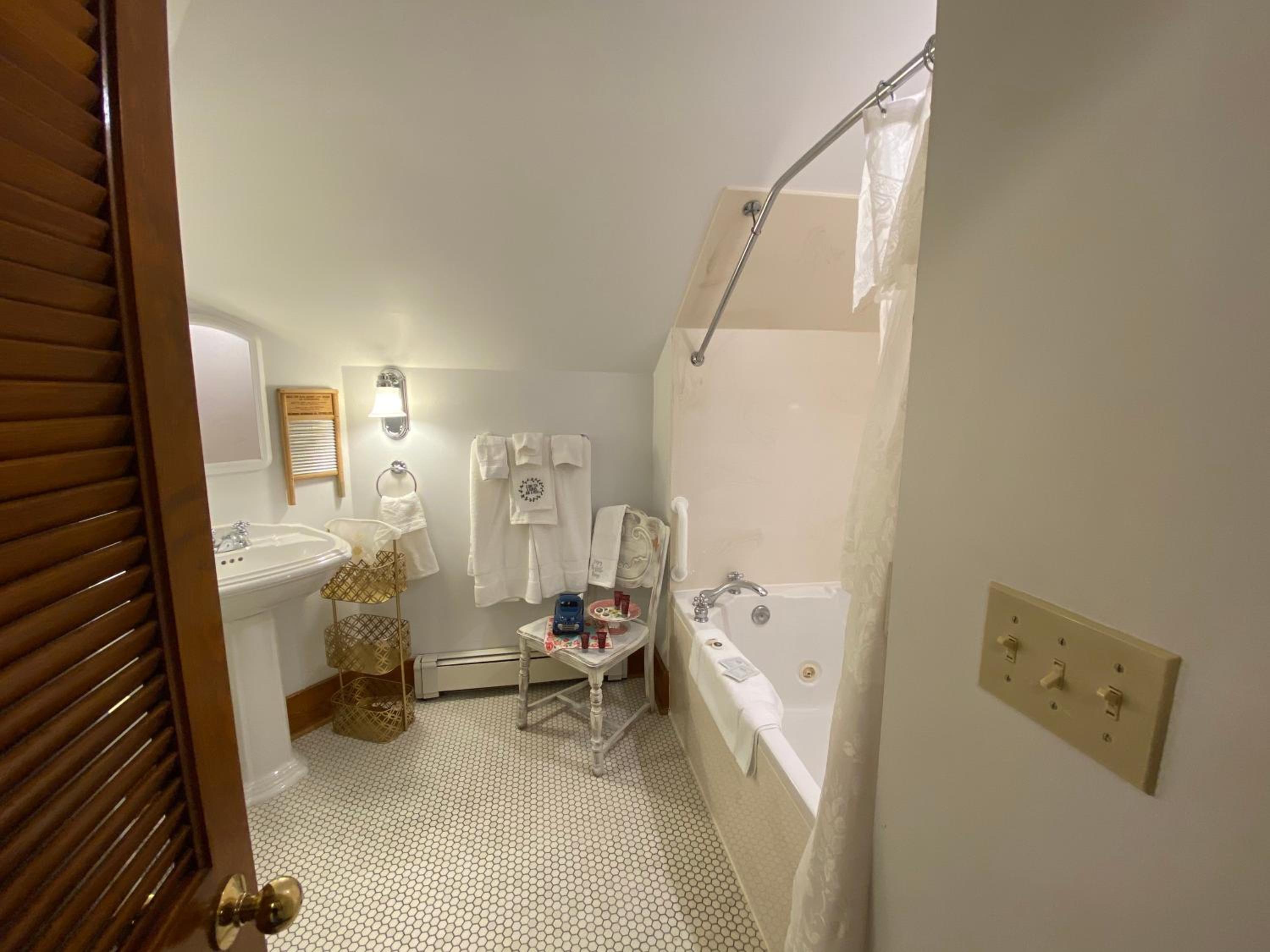Suite with Spa Bath - Photo 5