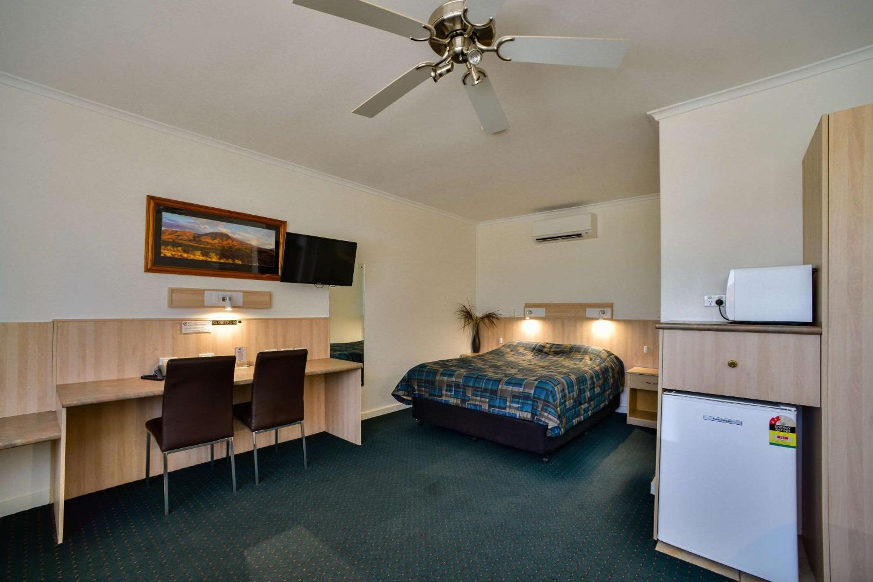 Standard Queen Room - Photo 8