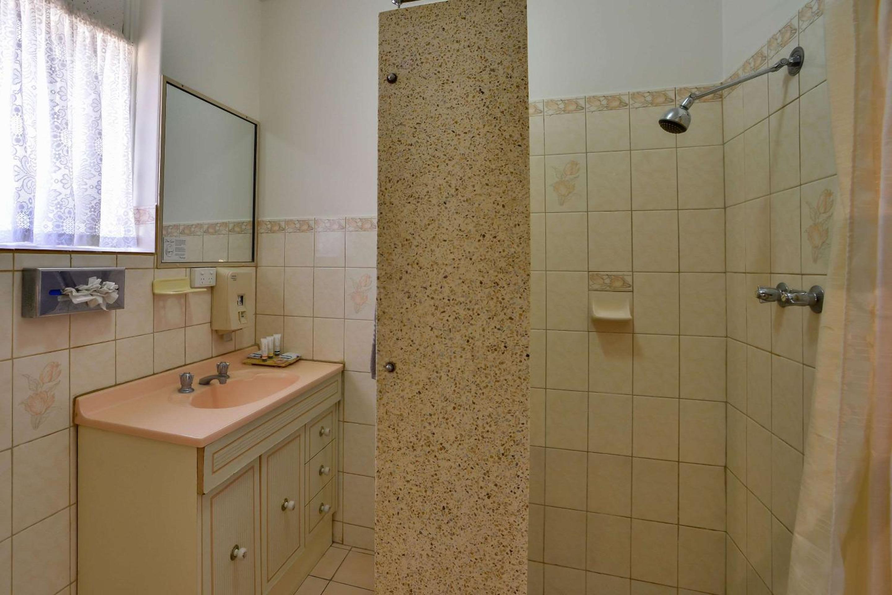 Standard Queen Room - Photo 6