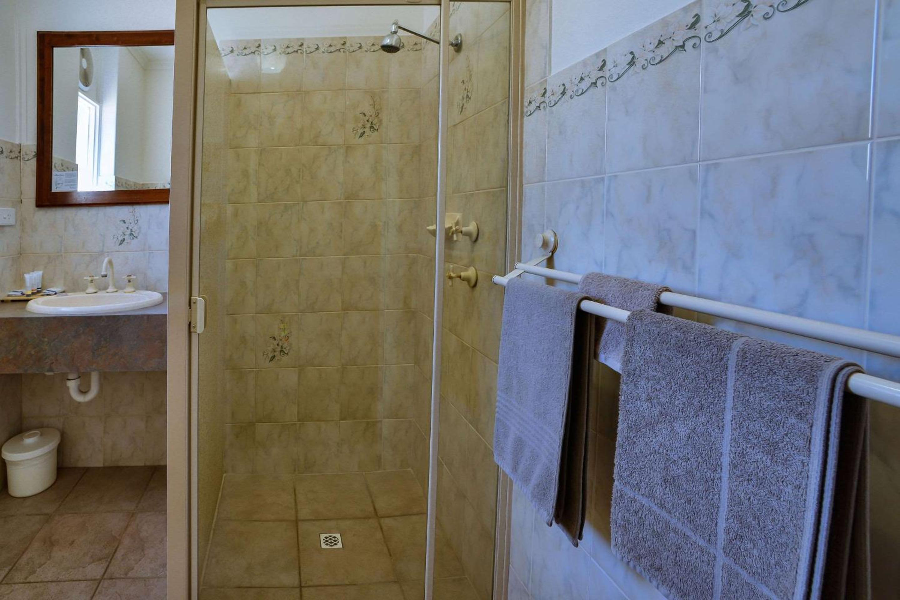 Quadruple Room - Photo 8