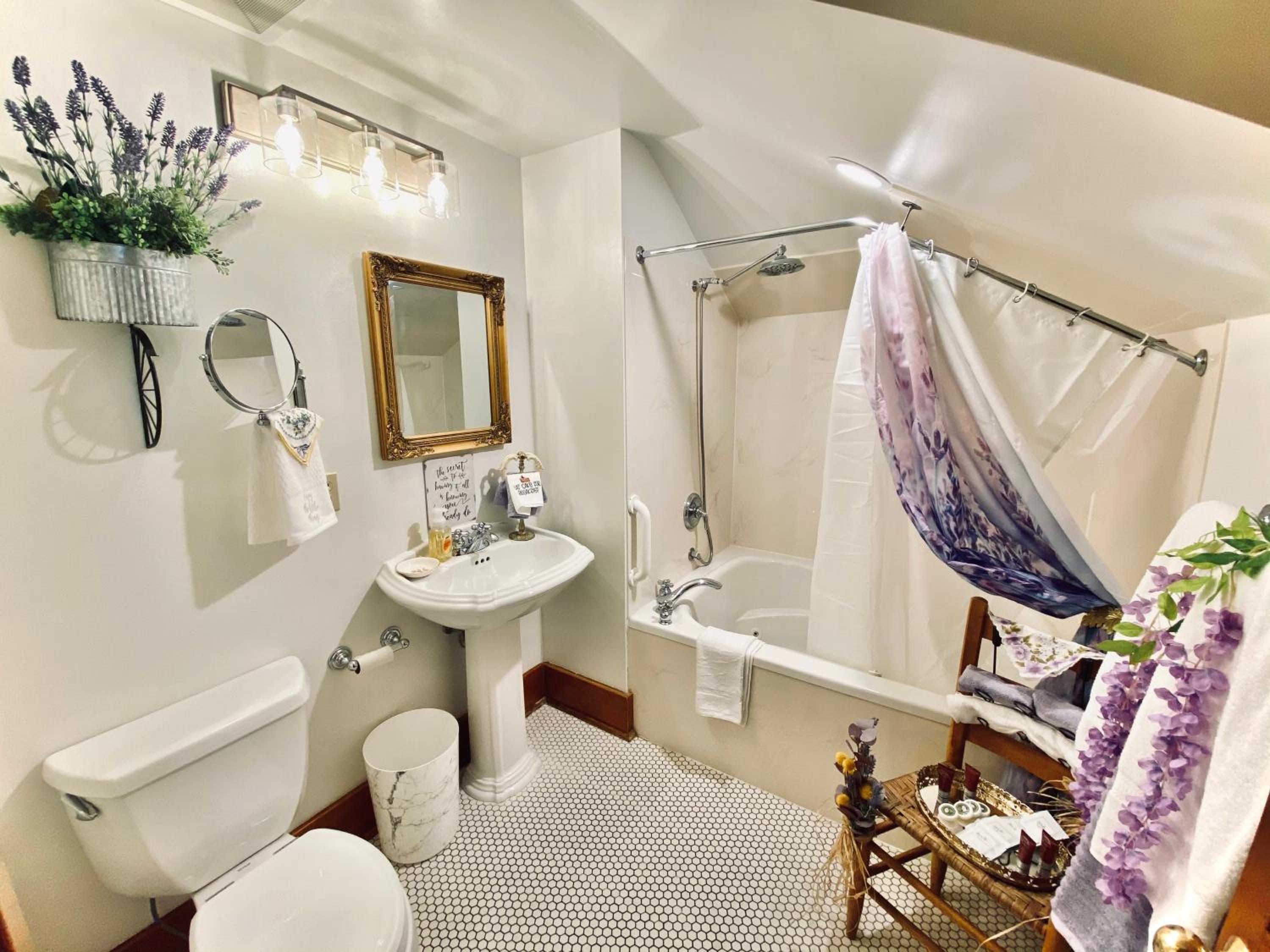 Queen Suite with Spa Bath - Photo 3