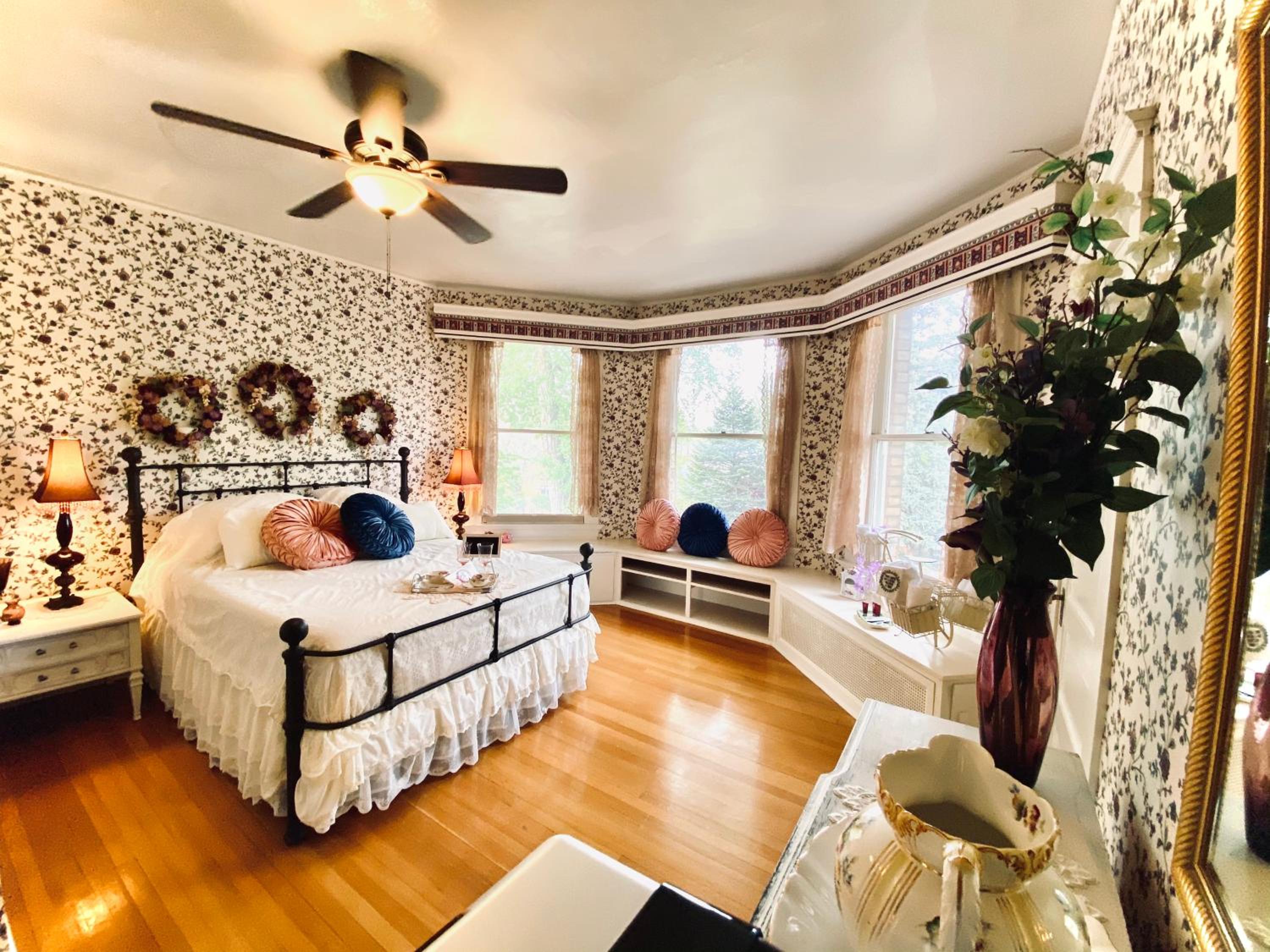 Deluxe Queen Suite - Photo 1
