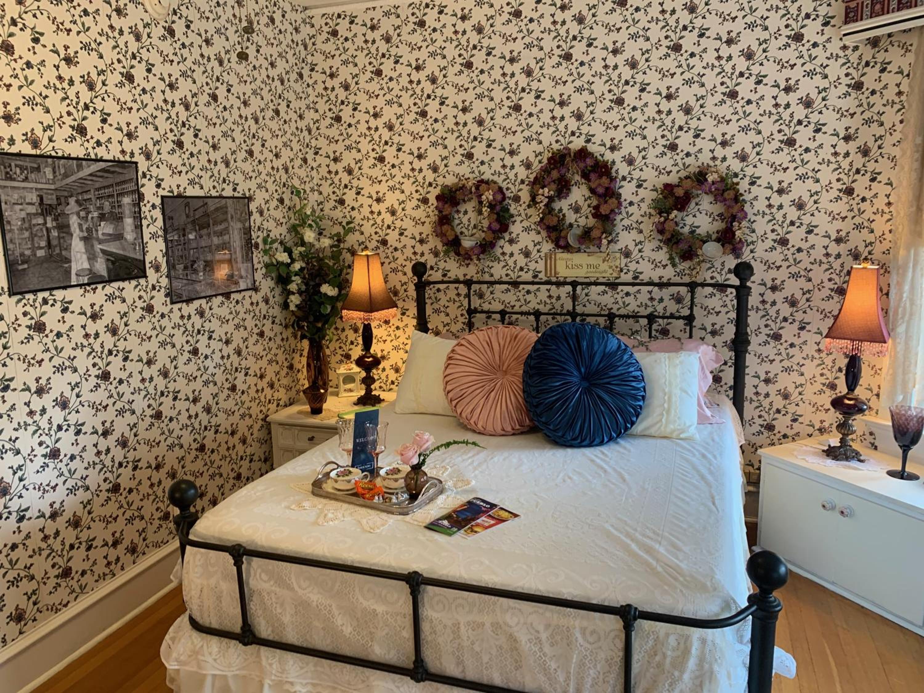 Deluxe Queen Suite - Photo 3