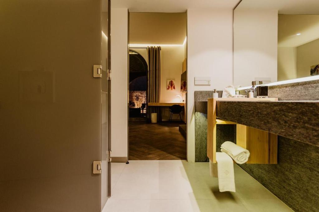 Suite - Photo 10