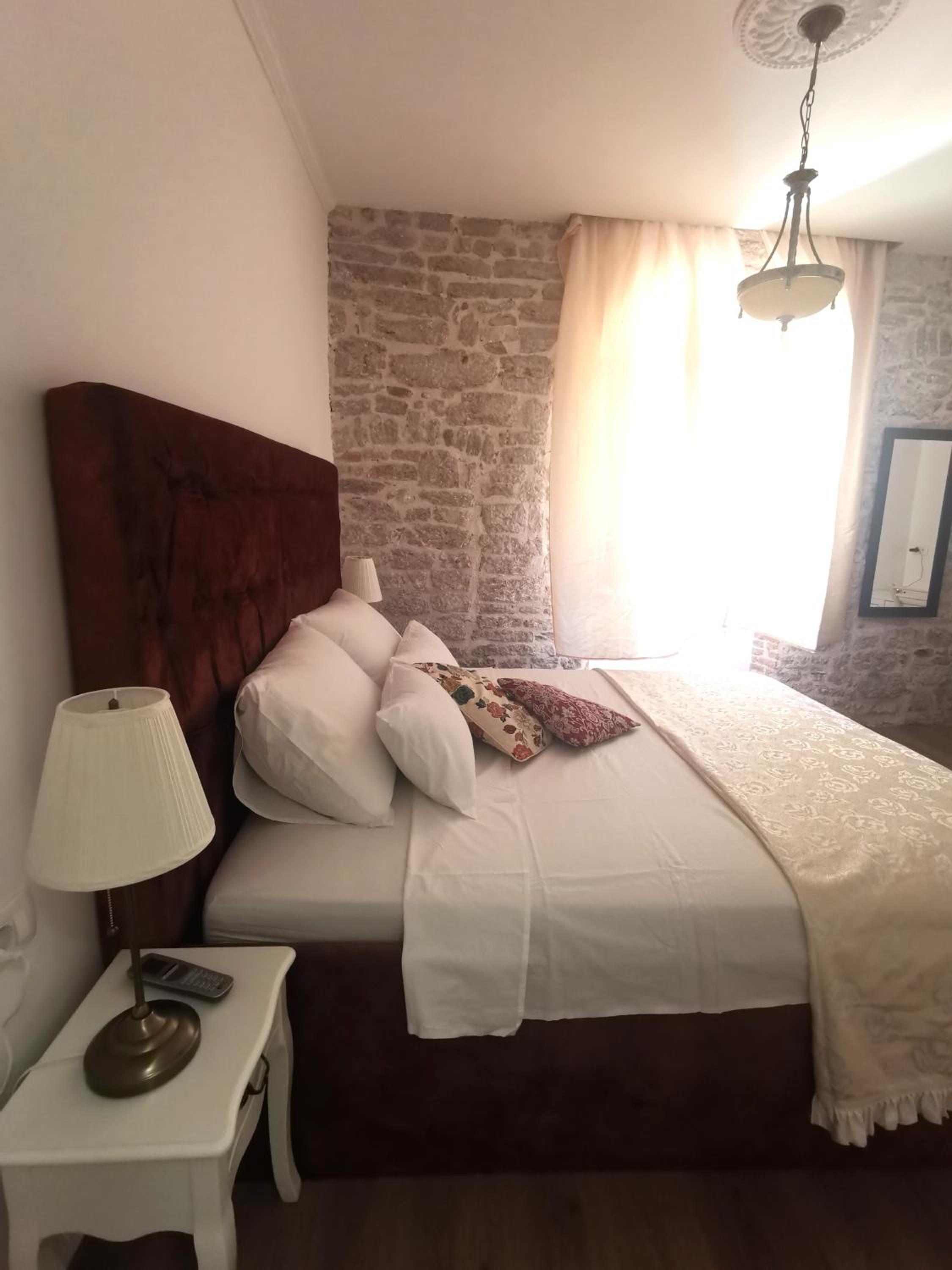 Deluxe Double Room - Photo 9